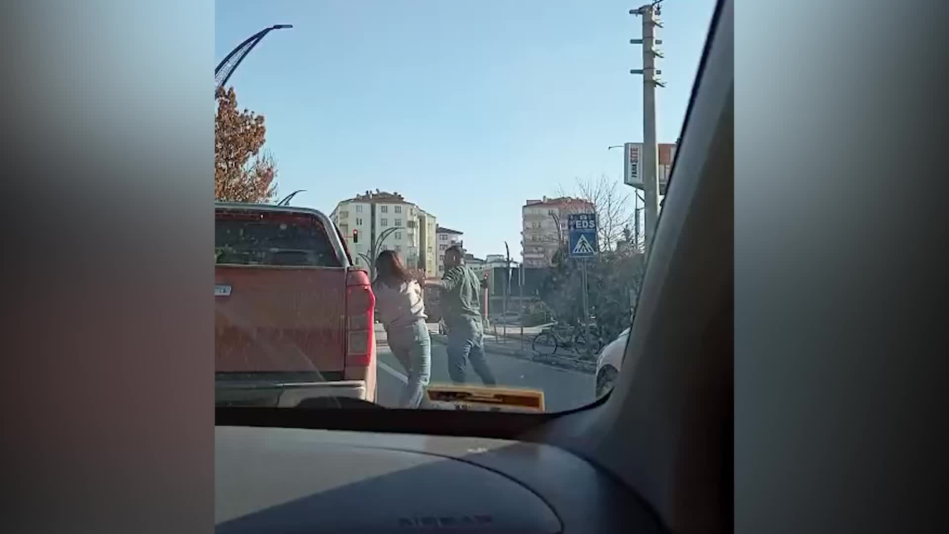 Aksaray'da bir şahıs, trafikte başka bir araçta bulunan kadına saldırdı