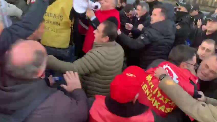 Ankara yürüyüşüne devam eden Polonez işçilerine Gebze'de biber gazlı müdahale