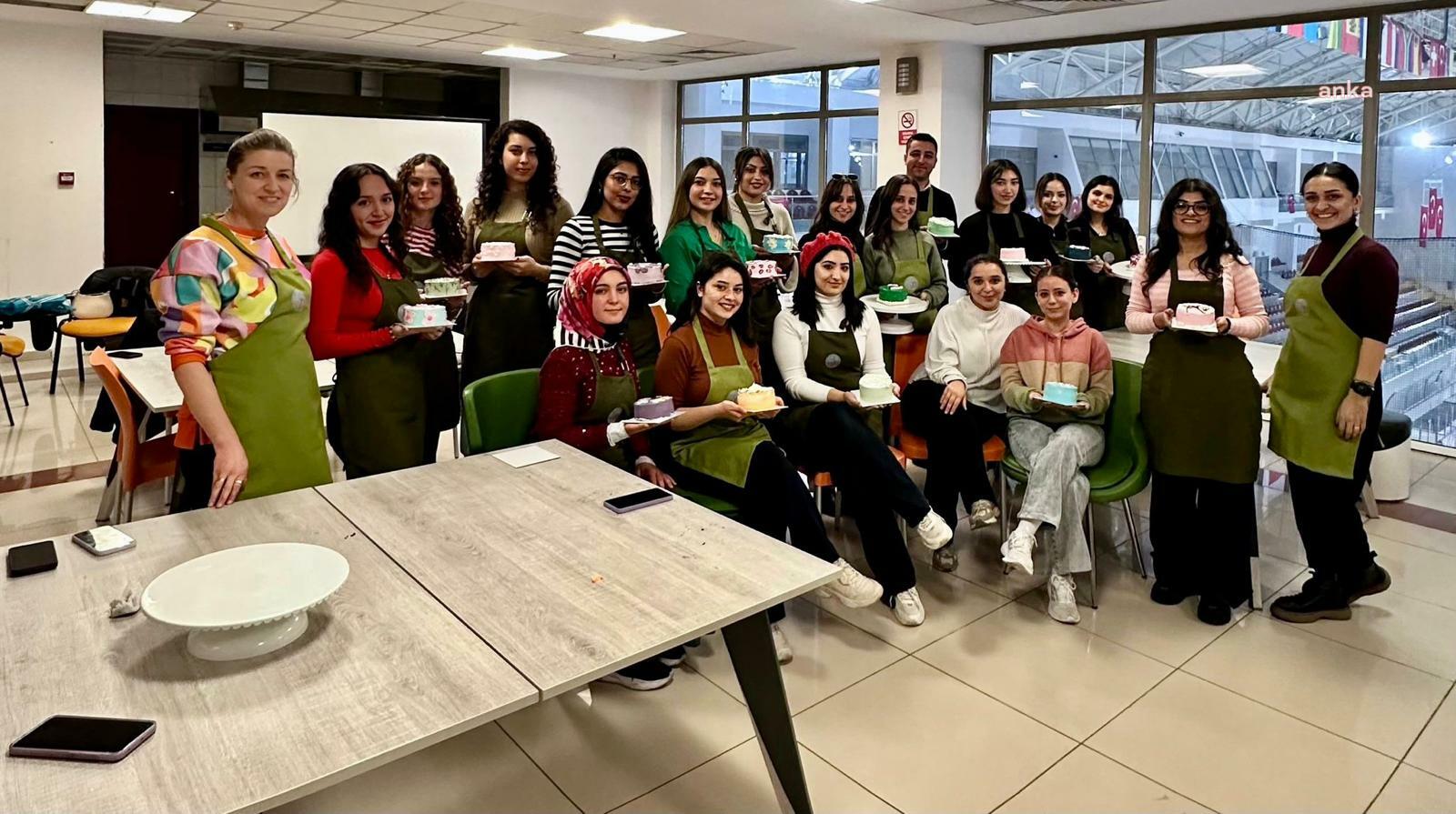 Seramik, mum ve pasta yapımı öğreniyorlar: Büyükşehir’den gençlere ücretsiz atölyeler