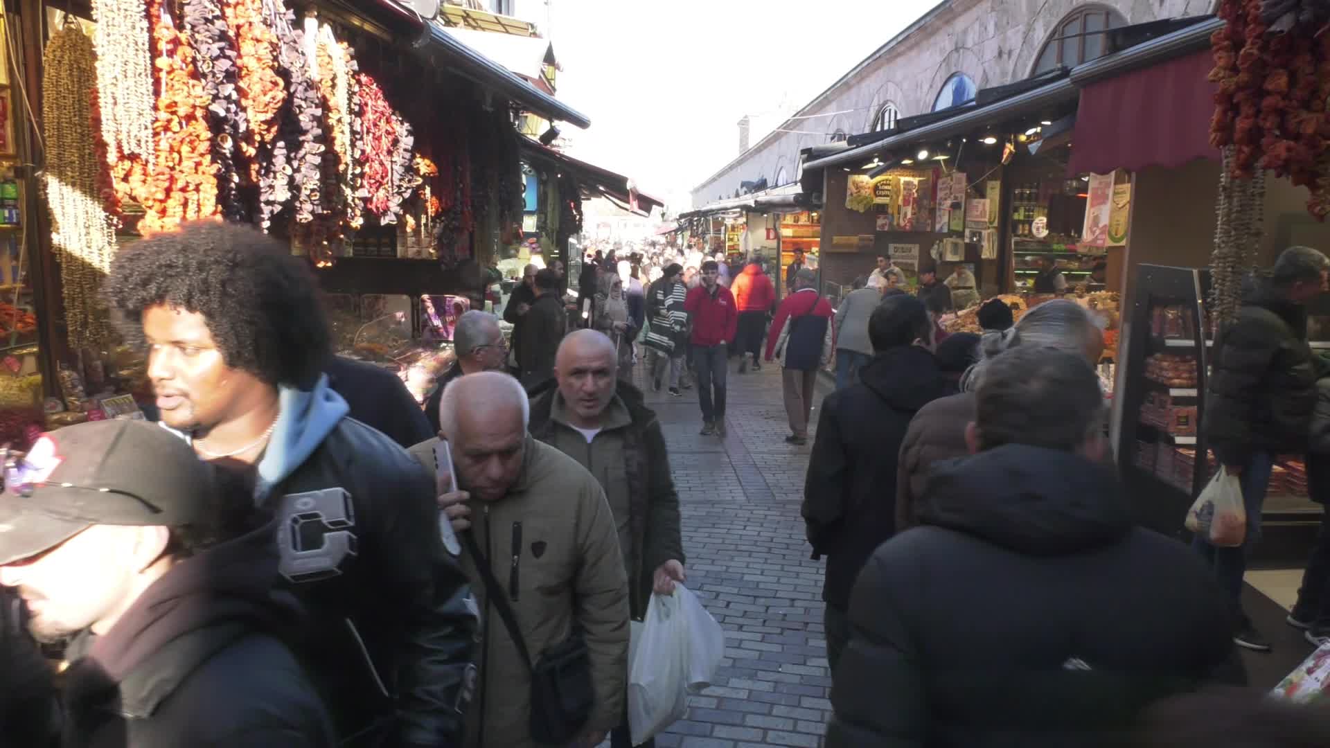Alışverişin simge adresi Eminönü'nde emekliler öfkeli: 2024 emeklilerin sürünme yılı, ölüm yılı oldu... Emeklinin enflasyona ezilmediği gün var mı? Emekli bedava tuvalet arıyor...