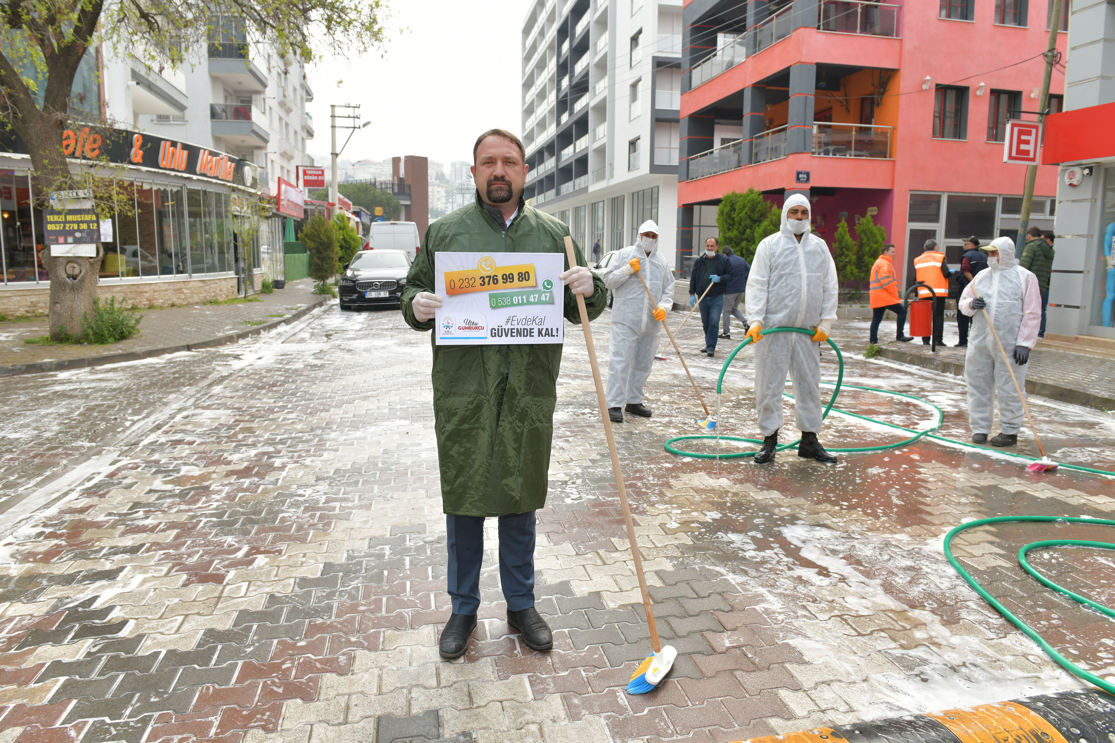 ÇİĞLİ BELEDİYE BAŞKANI GÜMRÜKÇÜ, PERSONELLE BİRLİKTE SOKAKLARI YIKADI