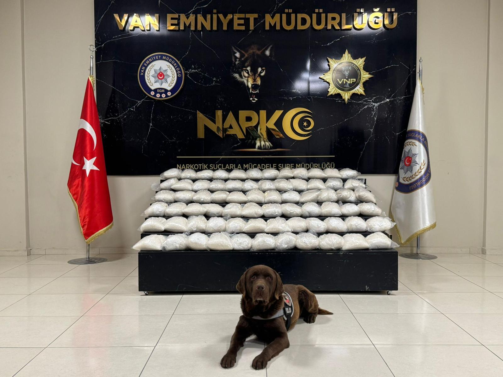 Van'da bir araçta 143 kilo metamfetamin ele geçirildi: 2 kişi tutuklandı