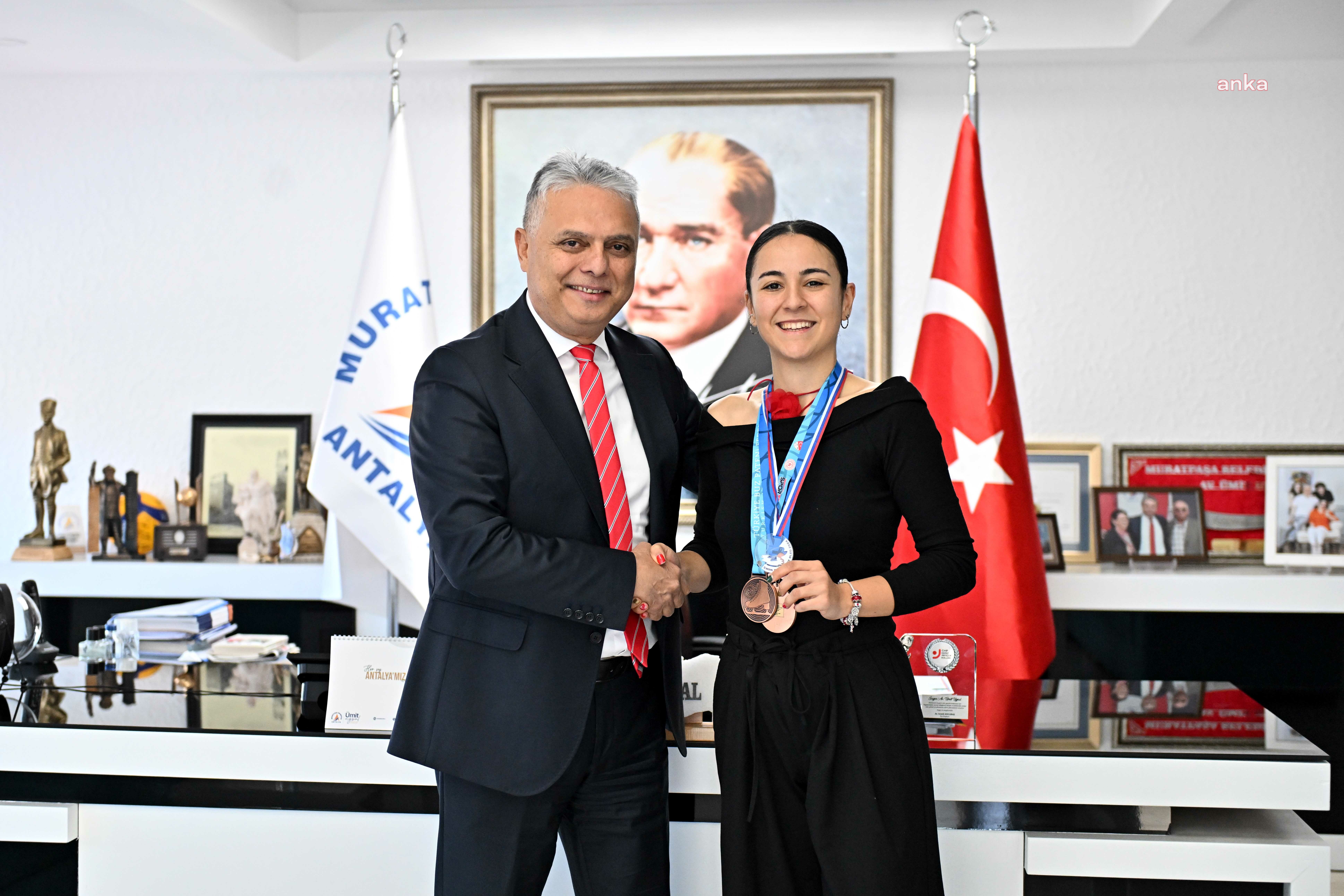 Muratpaşa Belediye Başkanı Uysal'dan artistik buz pateni Avrupa ikincisi Eren'e tebrik
