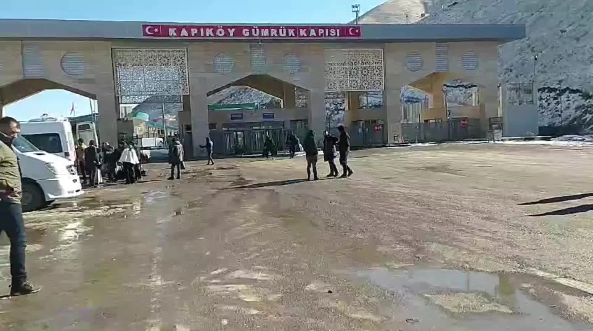 Van Kapıköy Sınır Kapısı'ndan geçiş yapan günübirlikçilerden yurt dışı harç zammına tepki