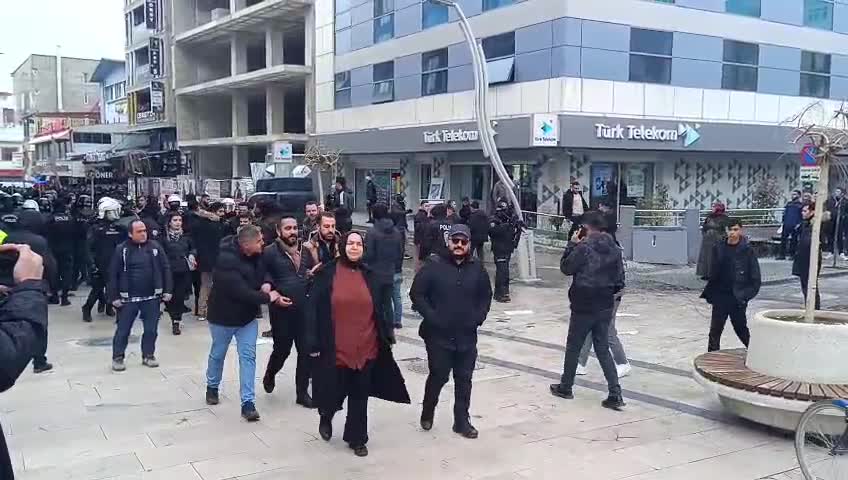 Van'da Suriye’de öldürülen gazeteciler için yapılmak istenen açıklamayı müdahale: 10'u gazeteci, 31 kişi gözaltına alındı
