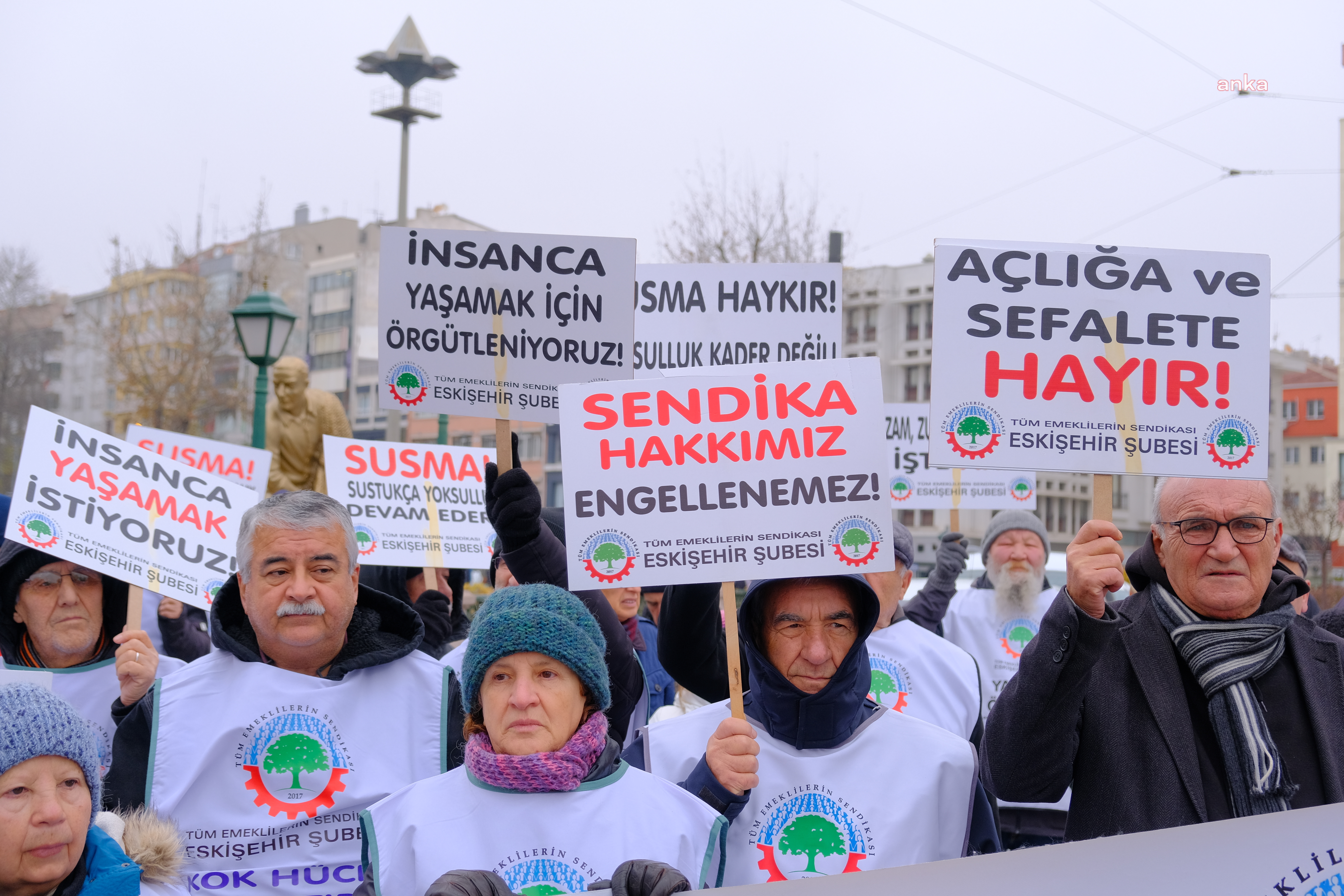 Eskişehir’de emekliler SGK önüne yürüdü: “Çoluk çocuğumuzun eline muhtaç hale düştük”
