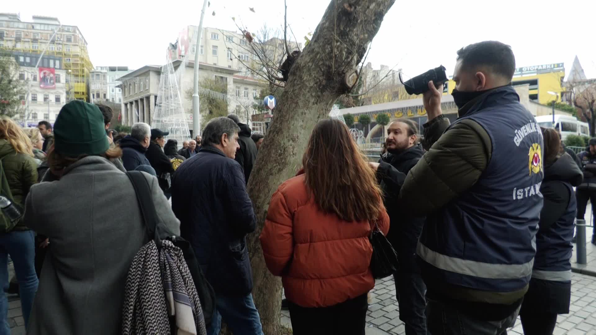 Şişhane Meydanı'nda basın açıklaması yapmak isteyen çok sayıda gazeteci gözaltına alındı
