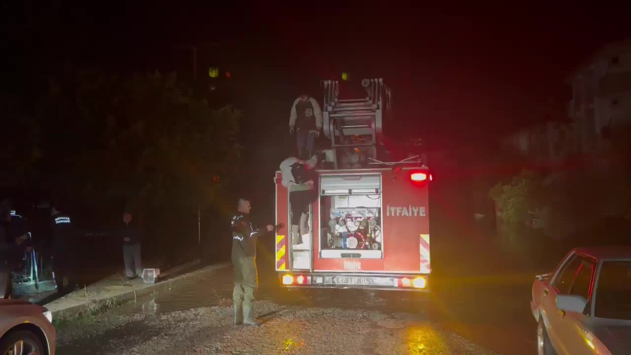 Antalya'da ASAT ve itfaiye ekipleri su baskınlarına müdahale ediyor
