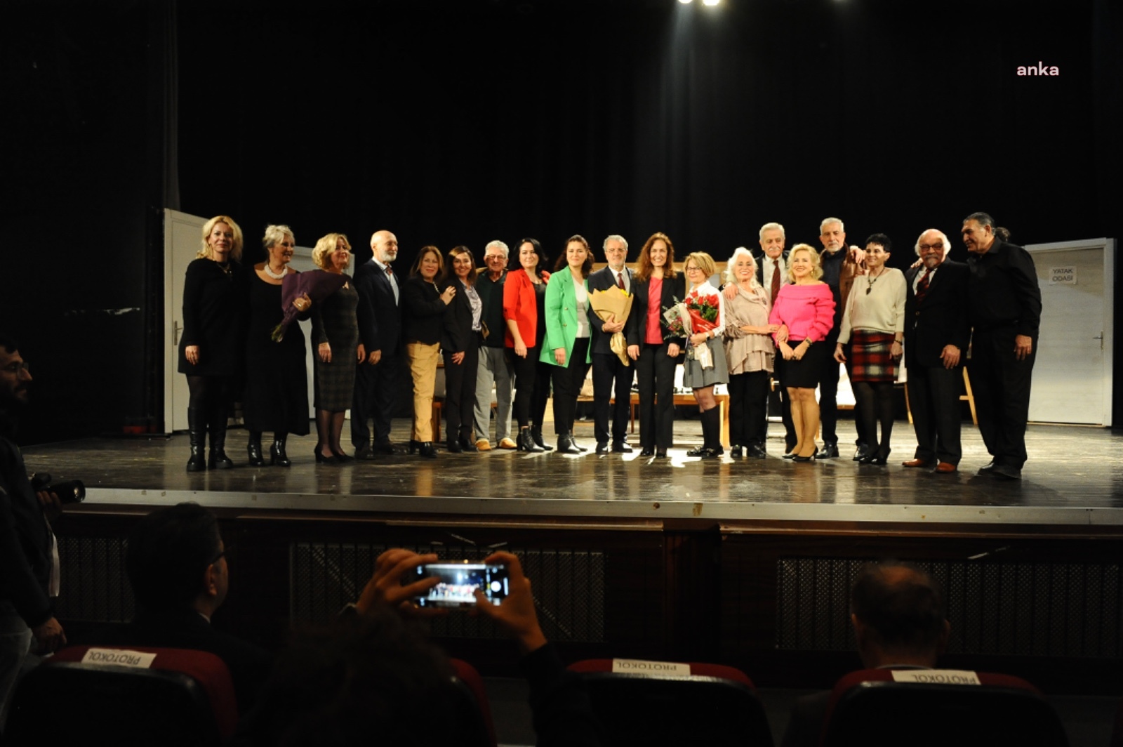 Karşıyaka'da "Bilge Çınarlar Ailesi" adlı oyun, sanatseverlerle buluştu