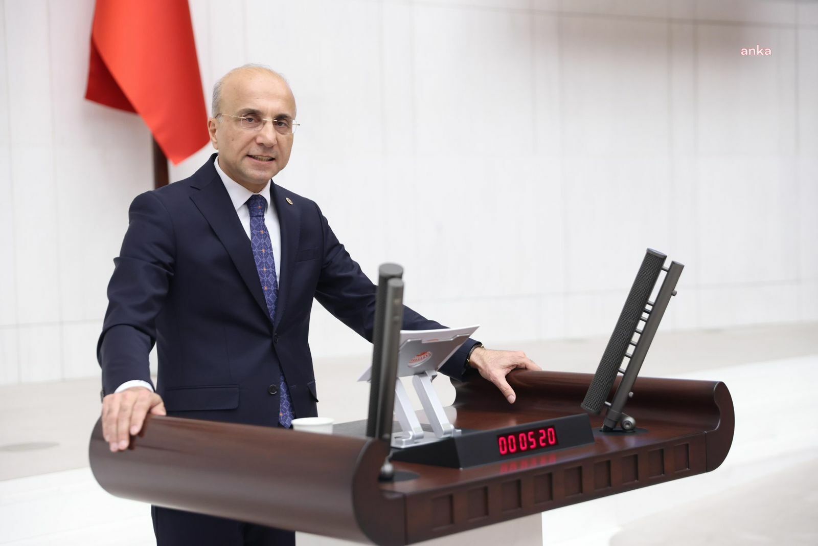 CHP’li Aşkın Genç: Hazine’nin borç stoku 9 trilyonu aştı. ‘Faiz sebep, enflasyon sonuç’ gibi akıl dışı yaklaşımlar ekonomiyi felç etti