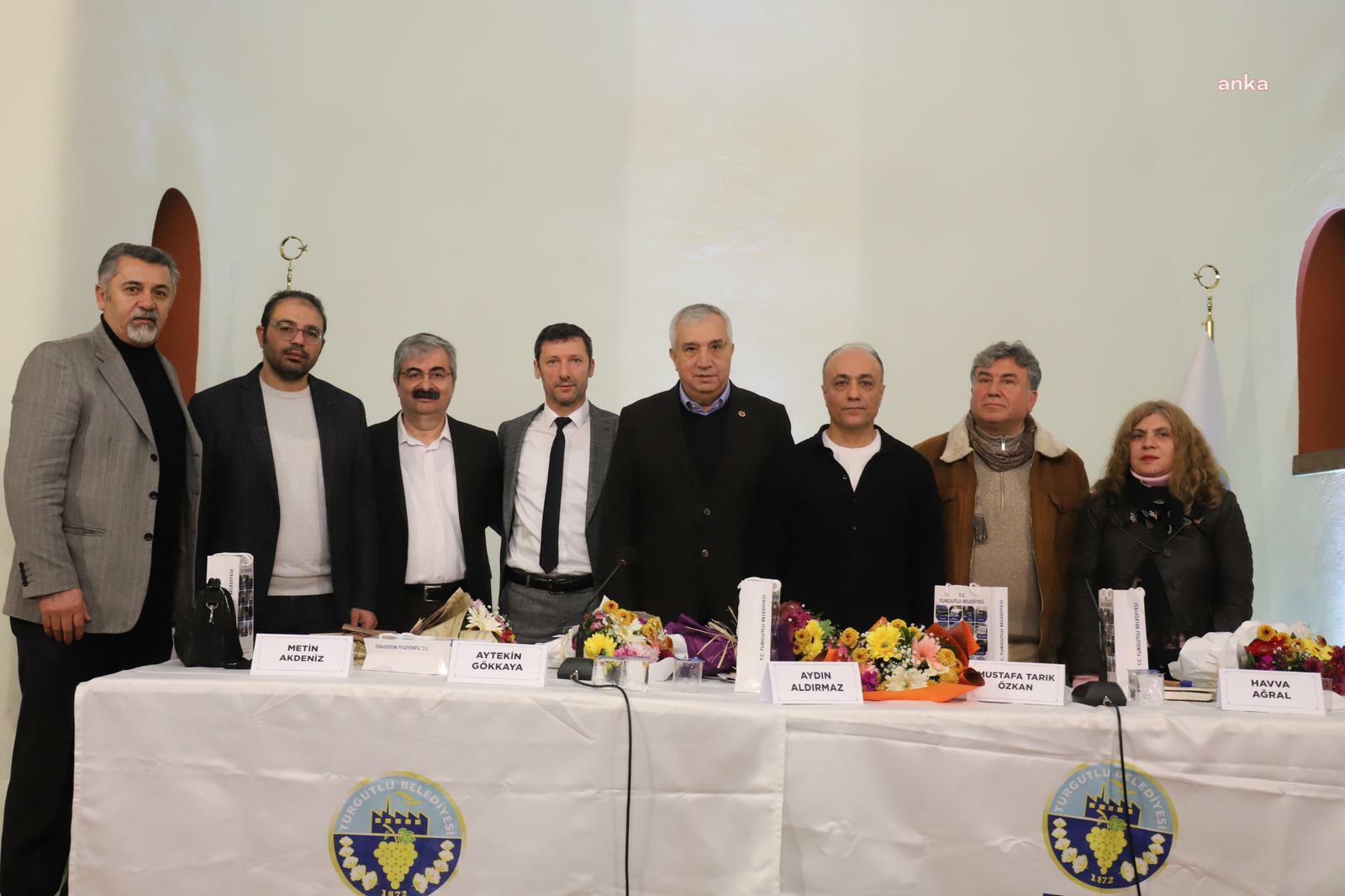 Turgutlu'da düzenlenen “Turgutlu Yazarlarıyla Buluşuyor” programına vatandaşlar, yoğun ilgi gösterdi