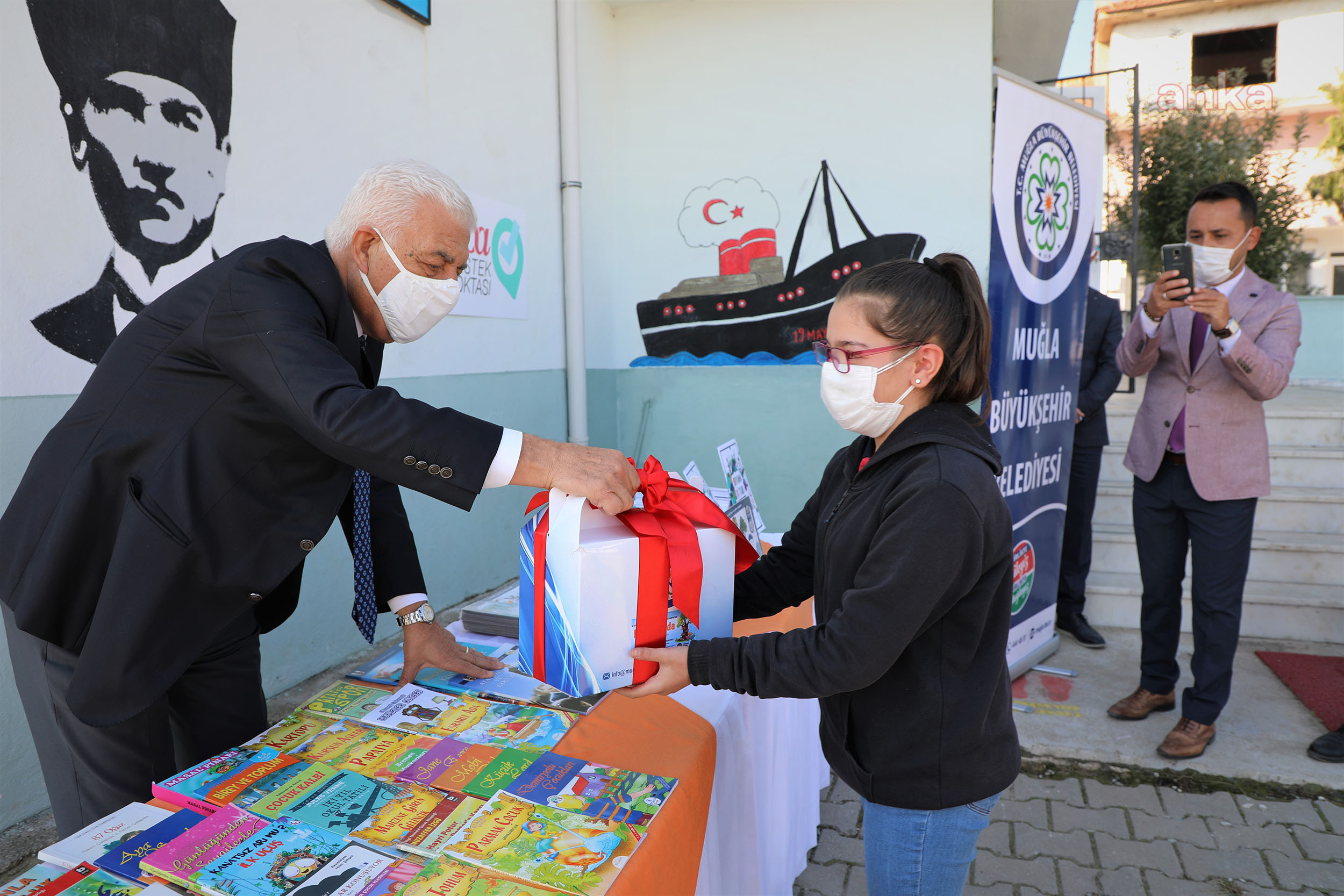 MUĞLA BÜYÜKŞEHİR'DEN KÖY OKULLARINA KİTAP DESTEĞİ