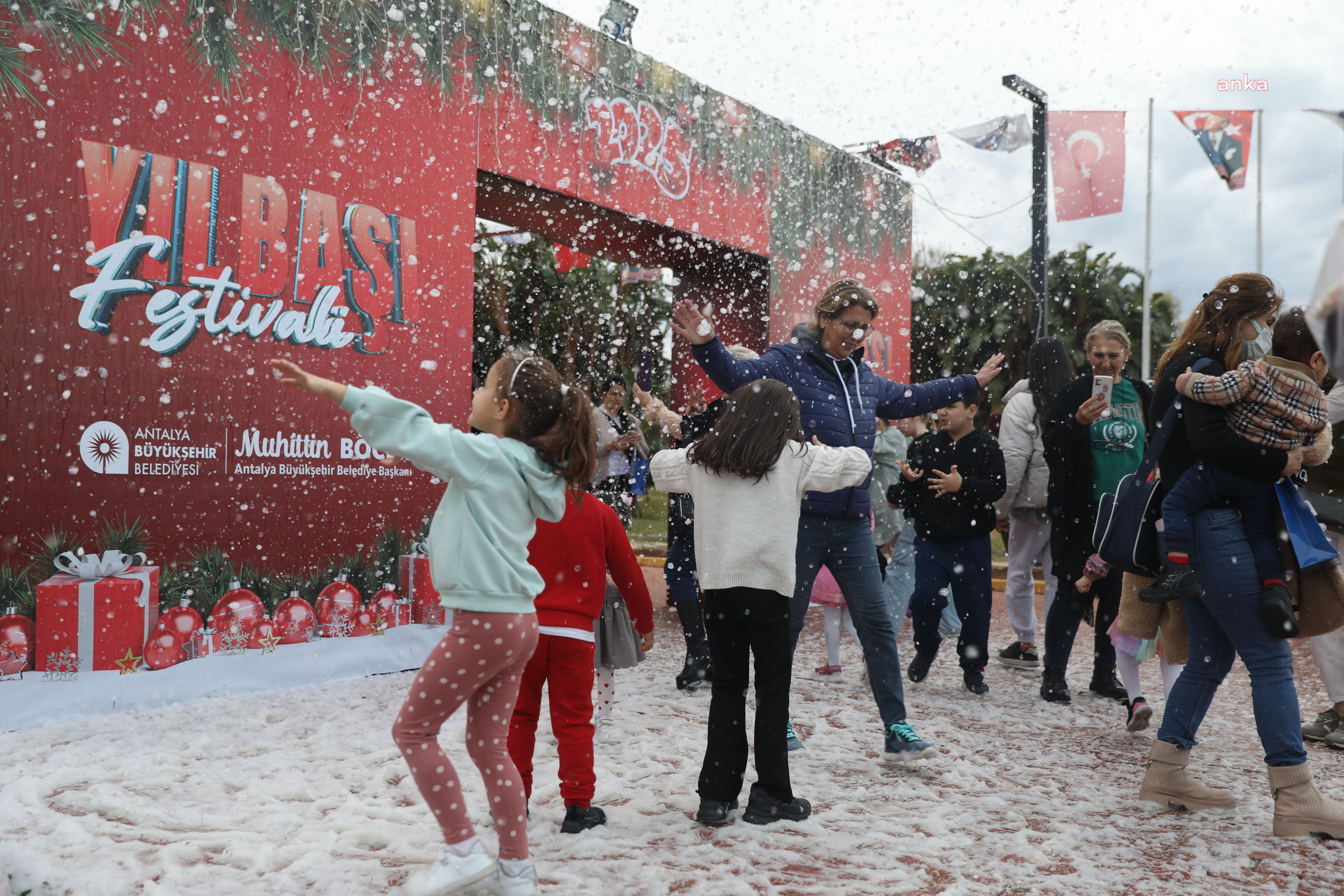 Antalya Büyükşehir Belediyesi’nin düzenlediği Yılbaşı Festivali’ne yoğun ilgi