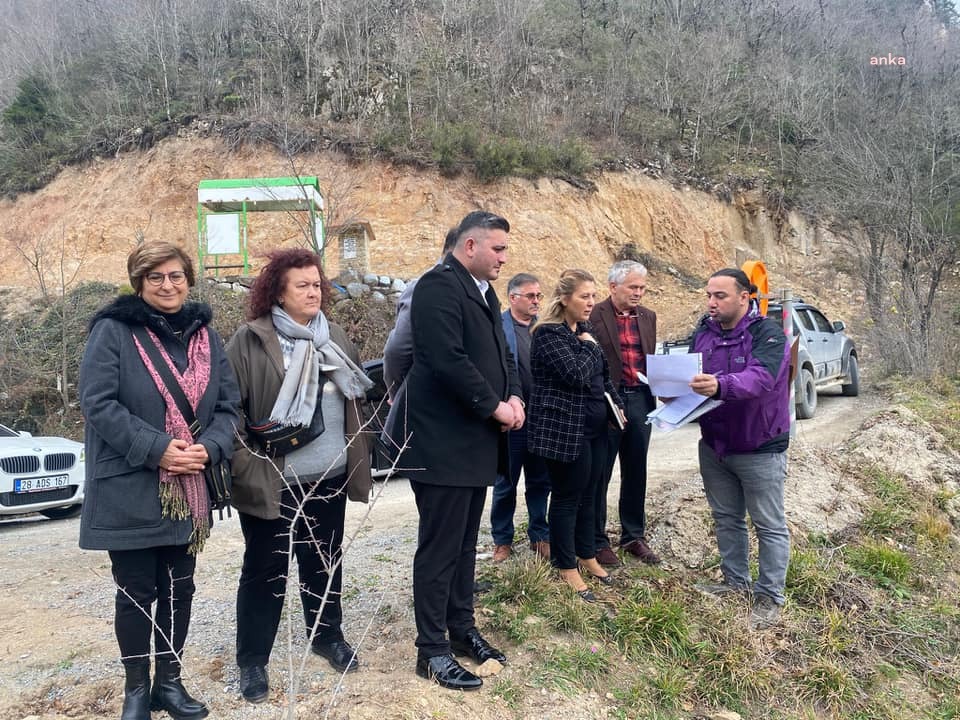 CHP'li Gezmiş, maden tahribatı altındaki köyde halkla bir araya geldi