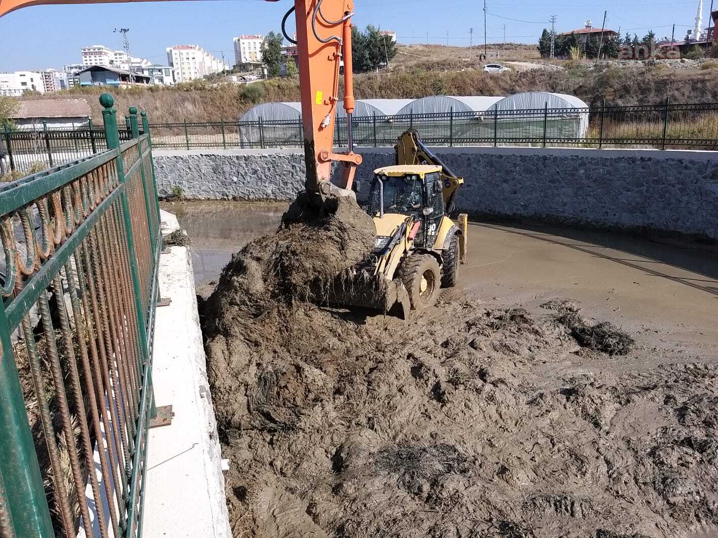 HATAY BÜYÜKŞEHİR'DEN DERE VE KANALLARDA TEMİZLİK ÇALIŞMASI