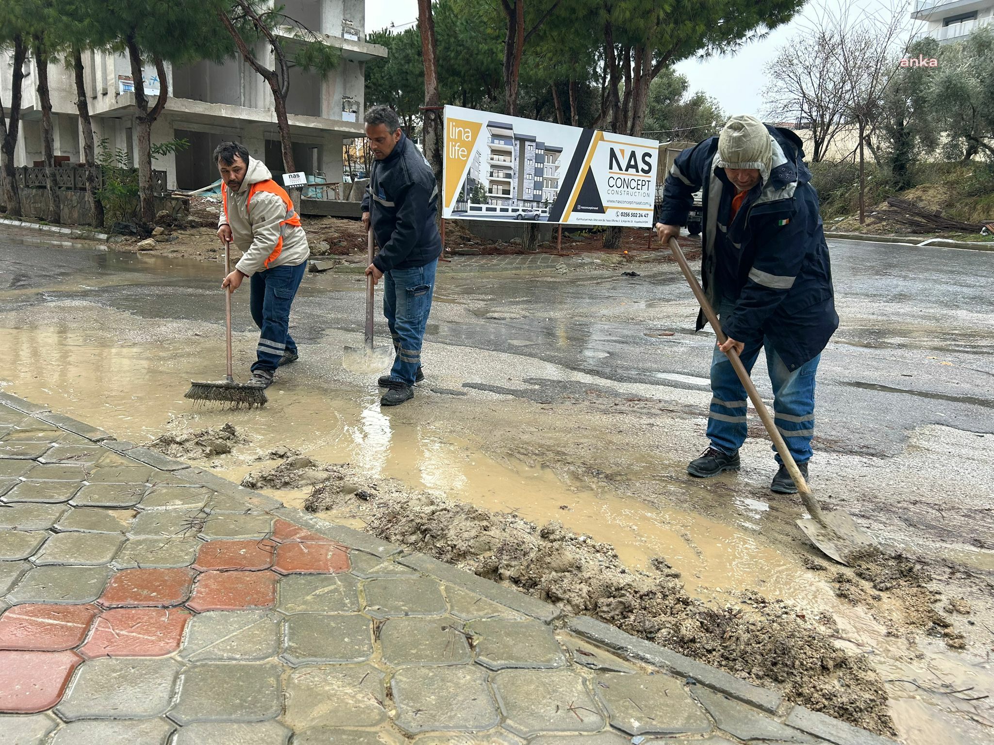 Kuşadası Belediyesi, olumsuz hava koşullarından vatandaşların etkilenmemesi için çalışmalarını sürdürüyor