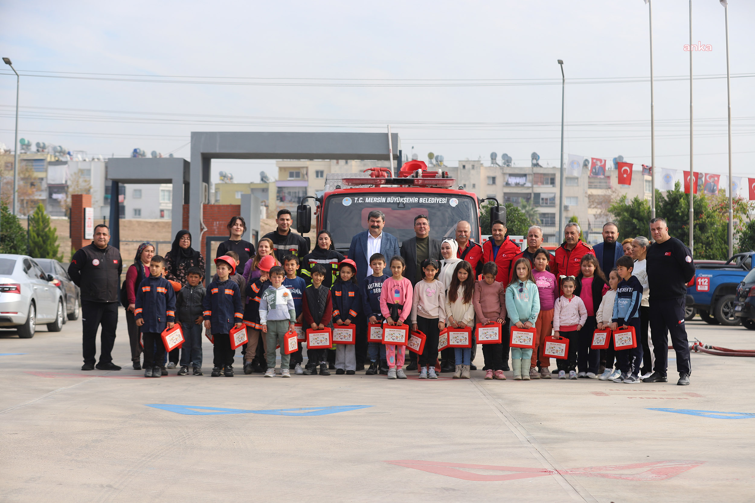 İlkokul öğrencileri, Mersin Büyükşehir Belediyesi'nin ATA Eğitim Merkezi'nde itfaiyecilik mesleğini tanıdı