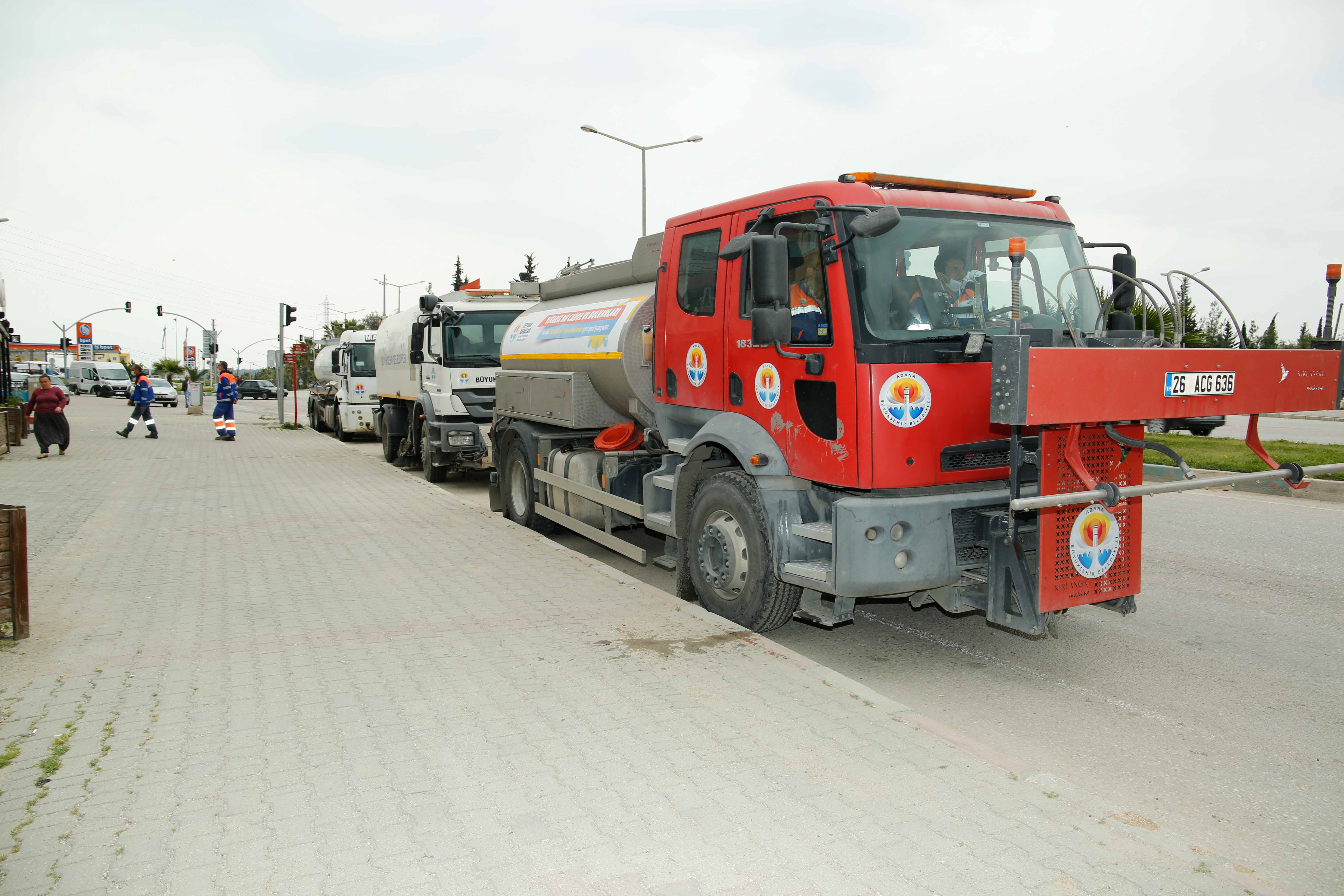 ADANA'DA KORONAYA KARŞI TEMİZLİK VE DEZENFEKTE ÇALIŞMALARI SÜRÜYOR