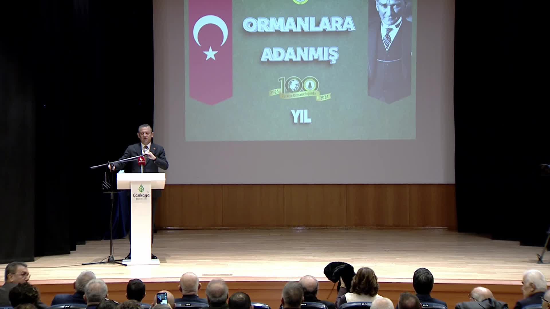 Özgür Özel: “Cumhuriyet tarihinde ilk kez asgari ücrete zam değil, indirim yaptılar”