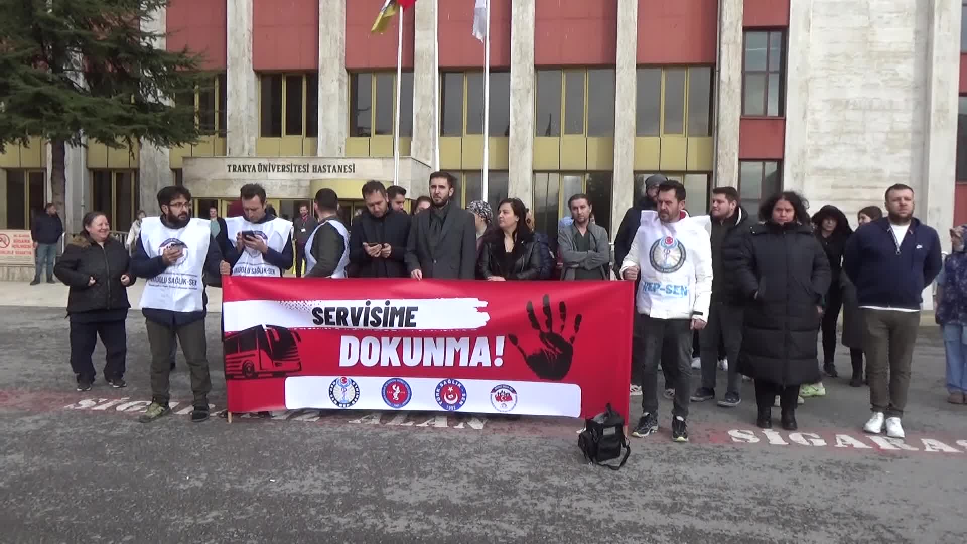 Trakya Üniversitesi personeli, servis hizmetinin tasarruf tedbirleri kapsamında kaldırılmasını protesto etti