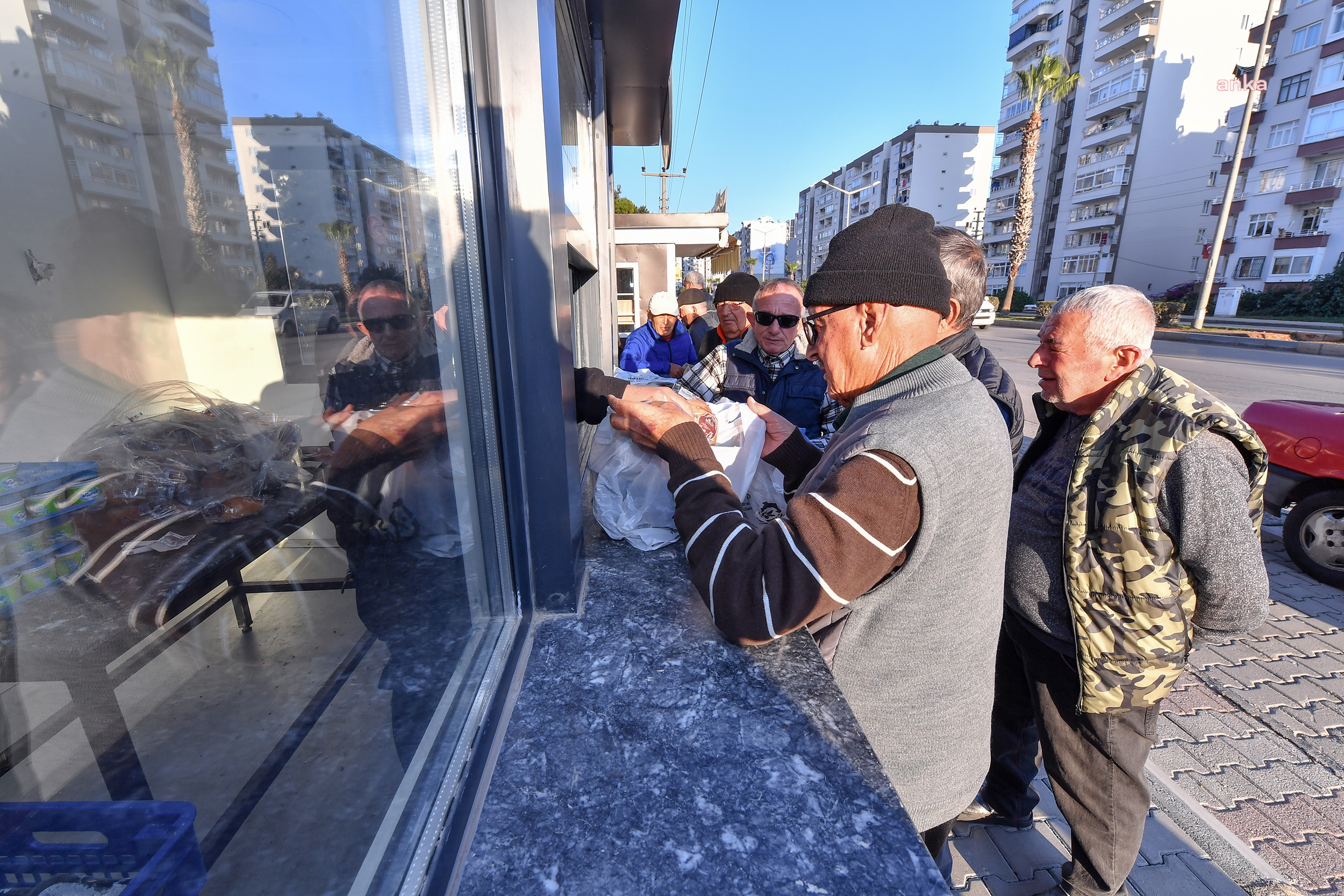 Mersin Büyükşehir Belediyesi'nin hizmete açtığı Mahalle Mutfakları, çalışmalarını sürdürüyor