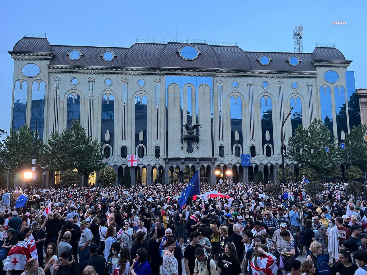 Binlerce Gürcü, Cumhurbaşkanı Kavelashvili'nin göreve başlamasını parlamento önünde protesto etti