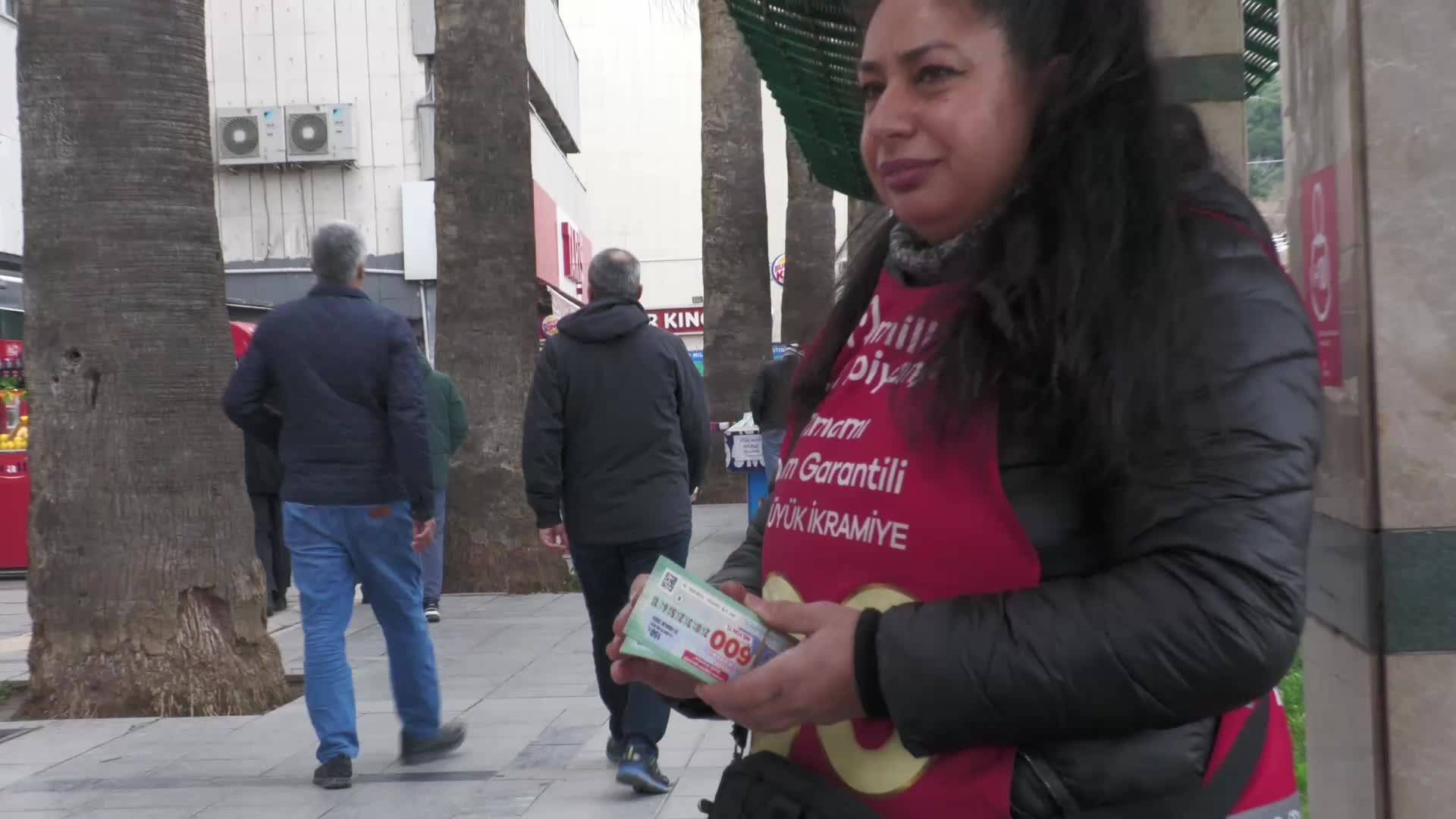 Atanamayan öğretmen geçimini milli piyango tezgahından sağlıyor
