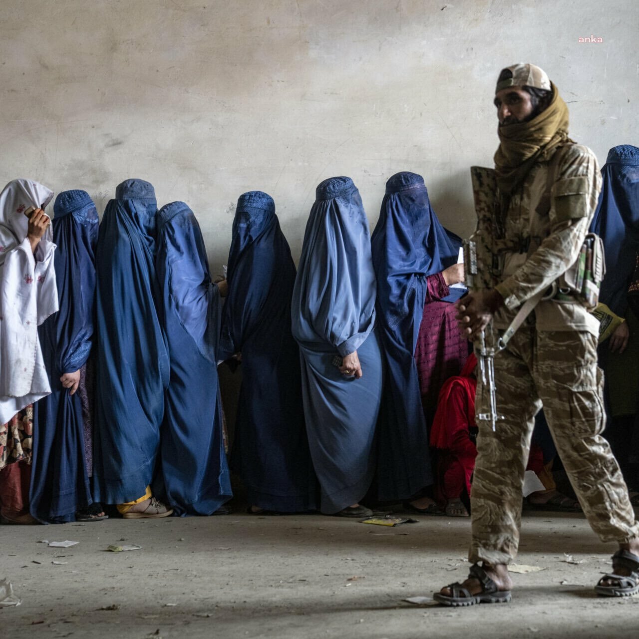 Taliban, Afgan kadınları istihdam eden tüm STK'ları kapatacağını açıkladı