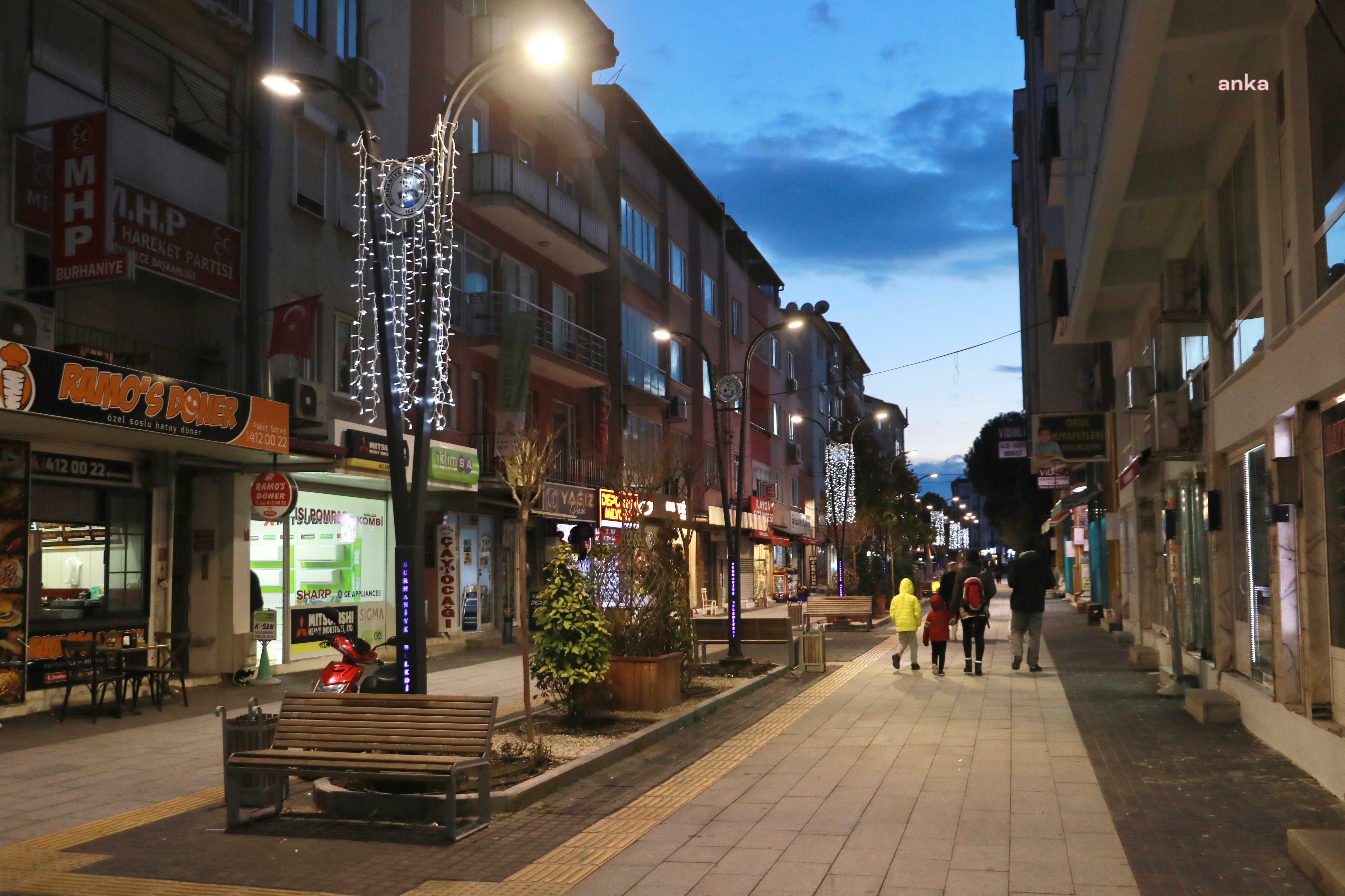 Burhaniye'de meydan ve caddeler yeni yıla hazır