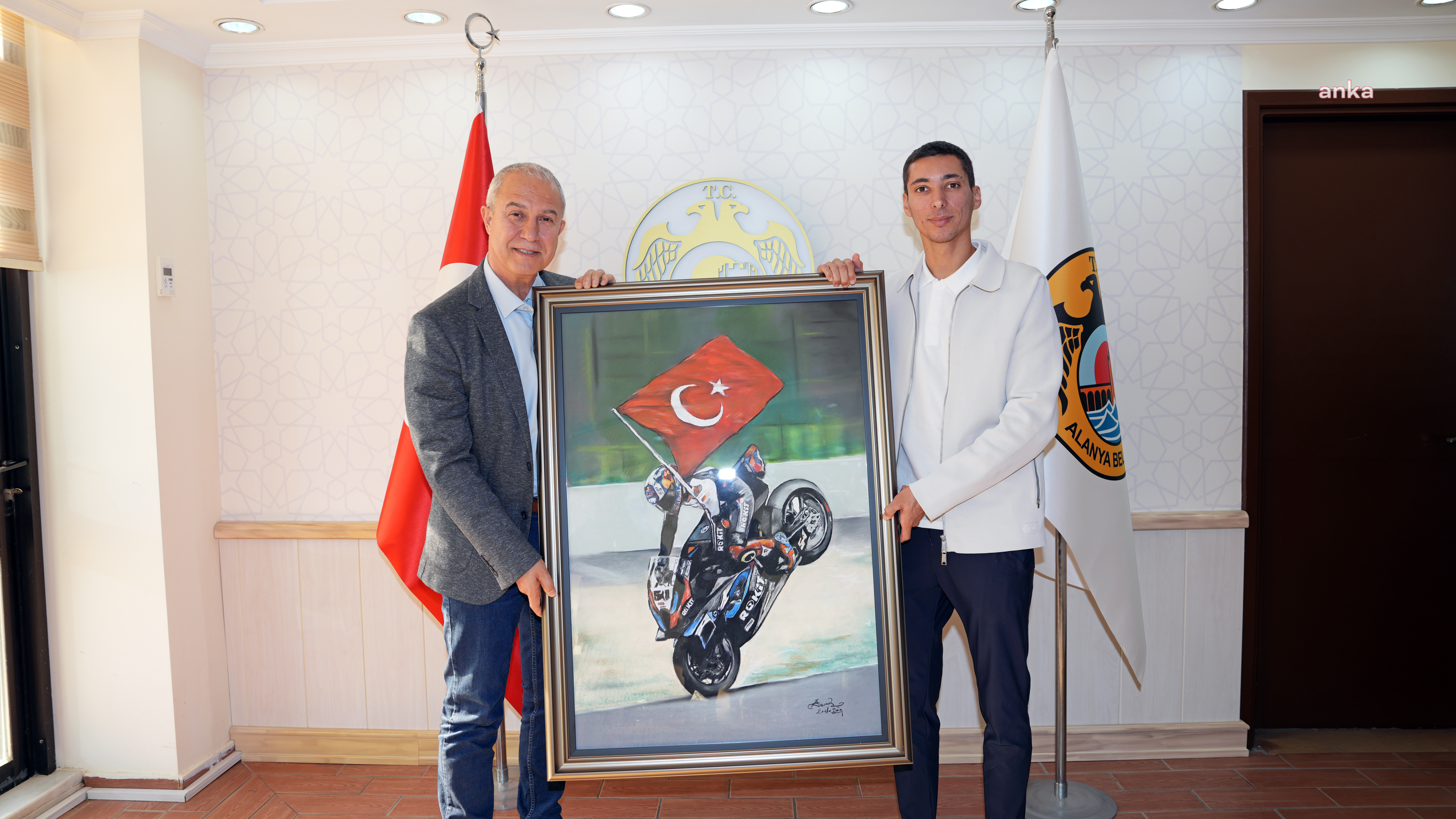 Milli sporcu Razgatlıoğlu’ndan Alanya Belediye Başkanı Özçelik’e ziyaret