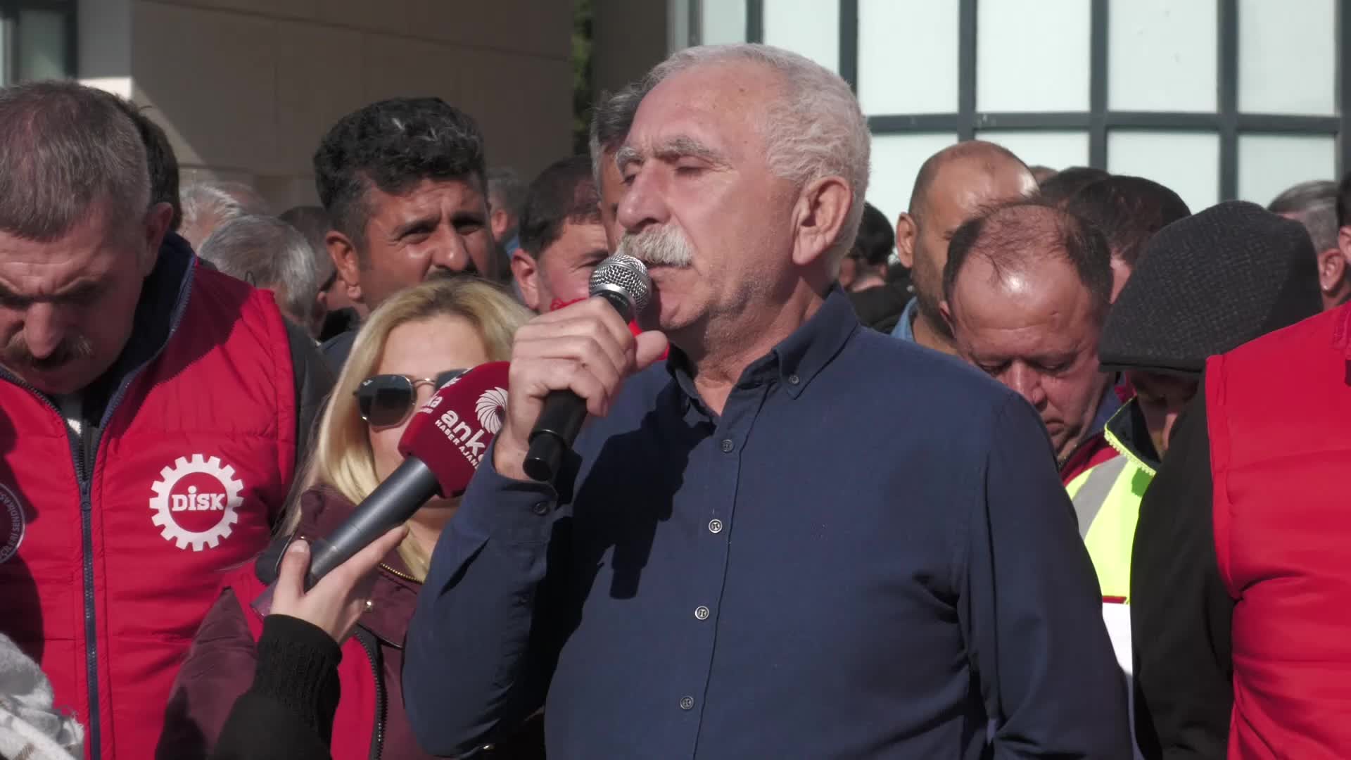 SGK borcu nedeniyle belediyelerin gelirlerine el konmasına işçiler isyan etti… DİSK Ege Bölge Temsilcisi Sarı: Maaşlarımızı alamazsak İzmir sokakları kırmızıya bürünecek