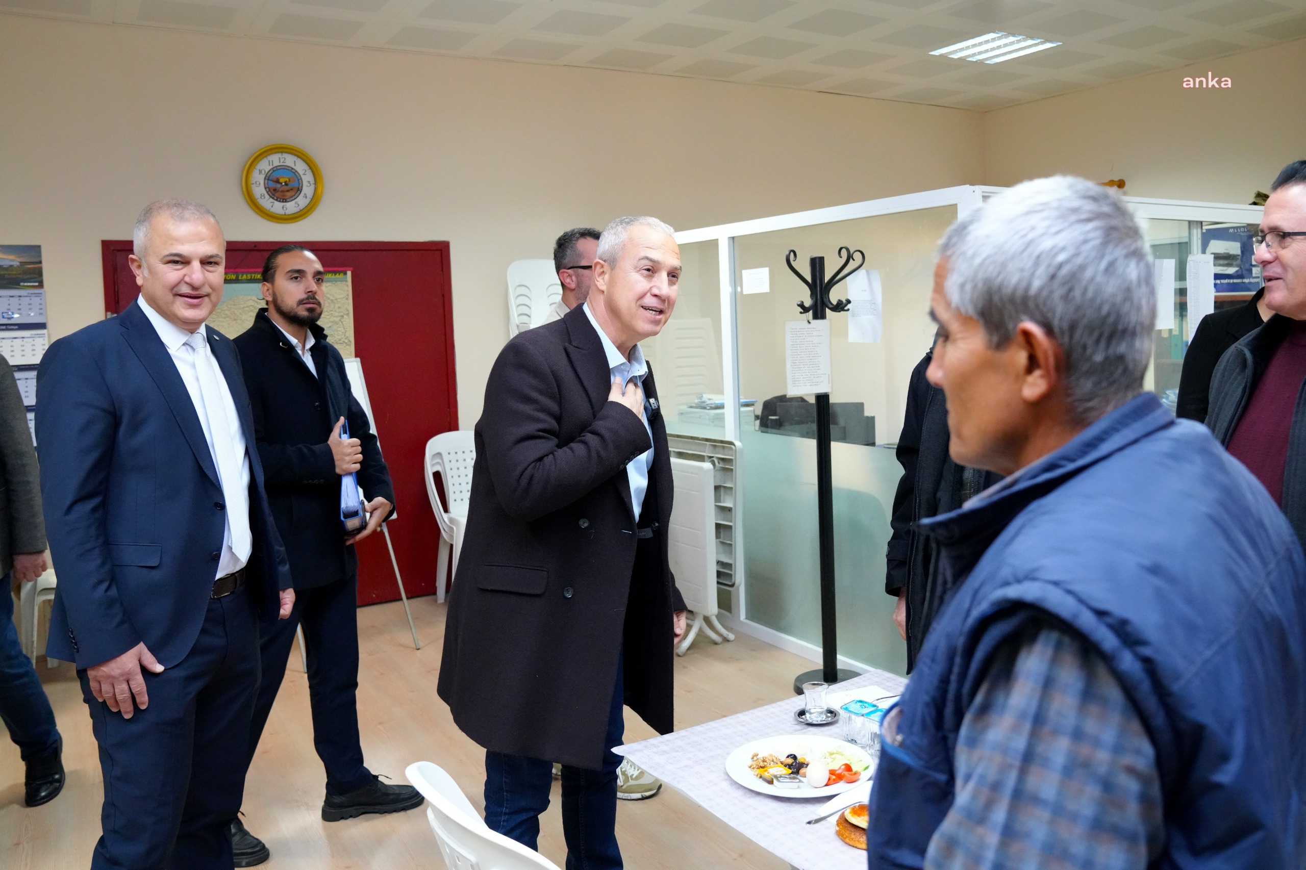 Alanya Belediye Başkanı Osman Tarık Özçelik, ilçedeki taksicilerle bir araya geldi