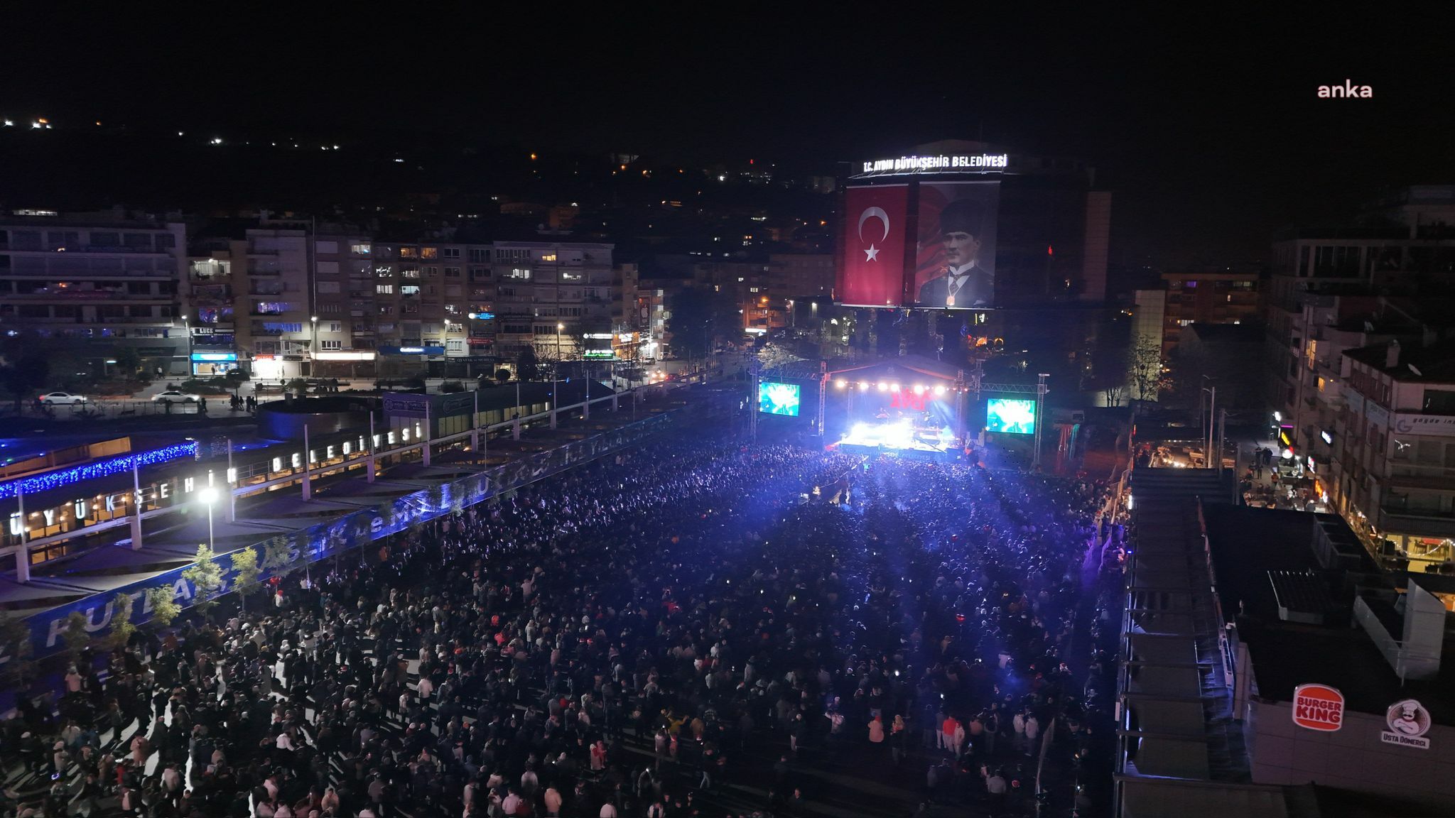 Aydın Büyükşehir Belediyesi'nin yeni yıl etkinlikleri kapsamında Koray Avcı sahne aldı