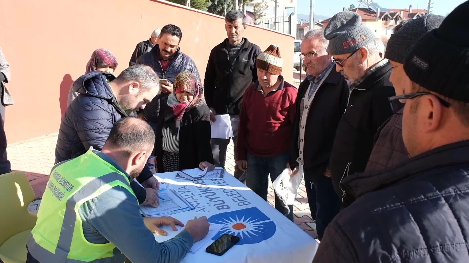Antalya Büyükşehir Belediyesi, Elmalı’da 50 çiftçiye Toros fıstığı fidanı hibe etti