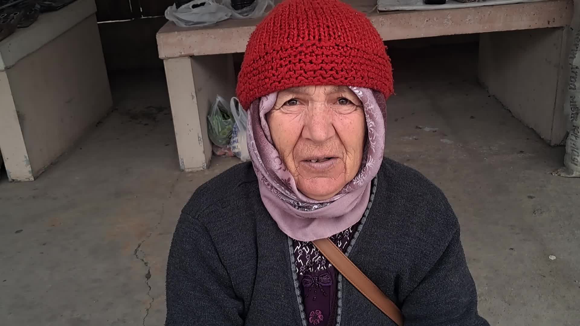 Ardanuçlu pazarcı: "Maaşımız var ama yetmiyor. Hükümetimiz çok övündü ama övündükleri gibi çıkmadı"