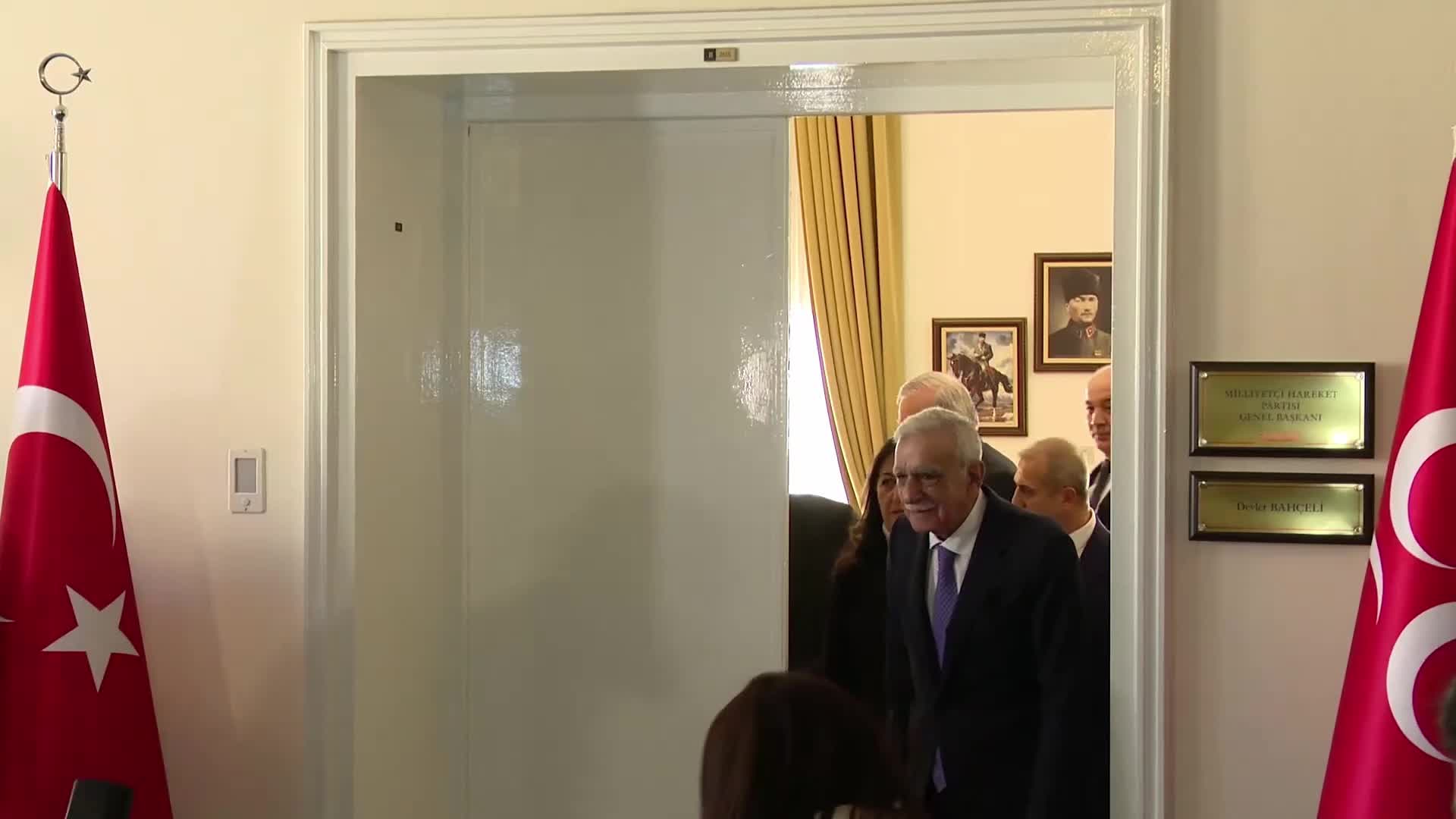 TBMM'de tarihi görüşme... DEM Partili heyetin Devlet Bahçeli ile 40 dakika süren ziyaretinde Ahmet Türk, Bahçeli'ye kehribar tespih hediye etti