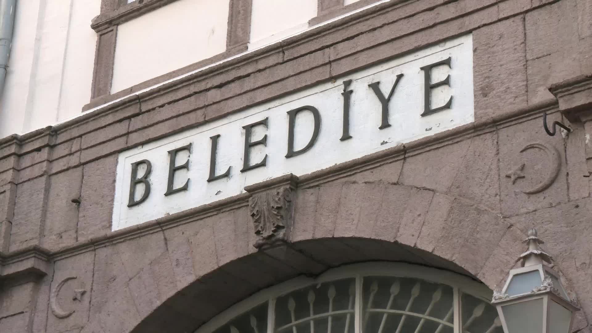 TİP üyesi kadınlar, İzmir Büyükşehir Belediyesi'nde kadınların görev yerinin değiştirilmesine tepki gösterdi