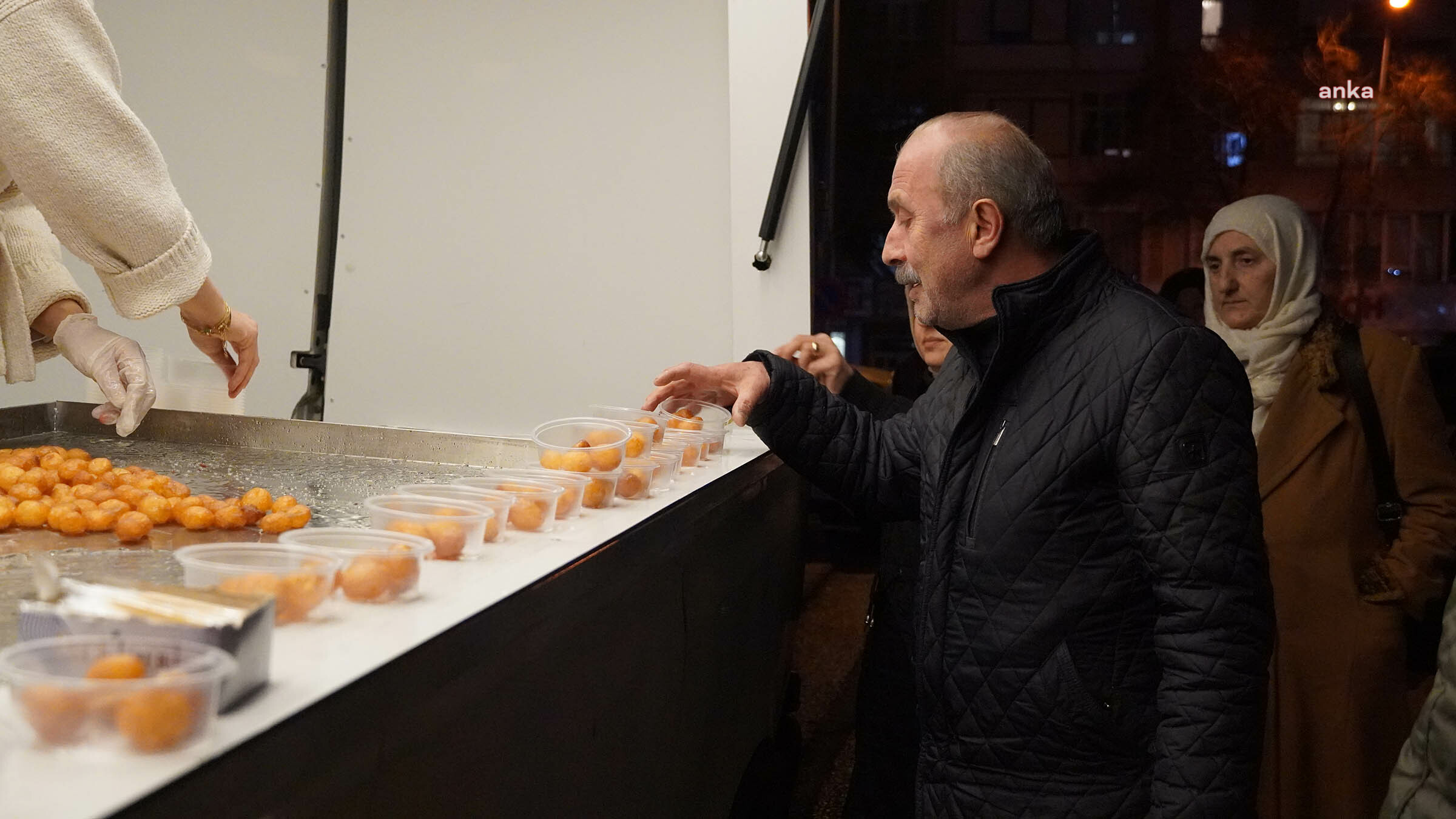 Keçiören Belediyesi'nden kandil simidi ve lokma tatlısı ikramı