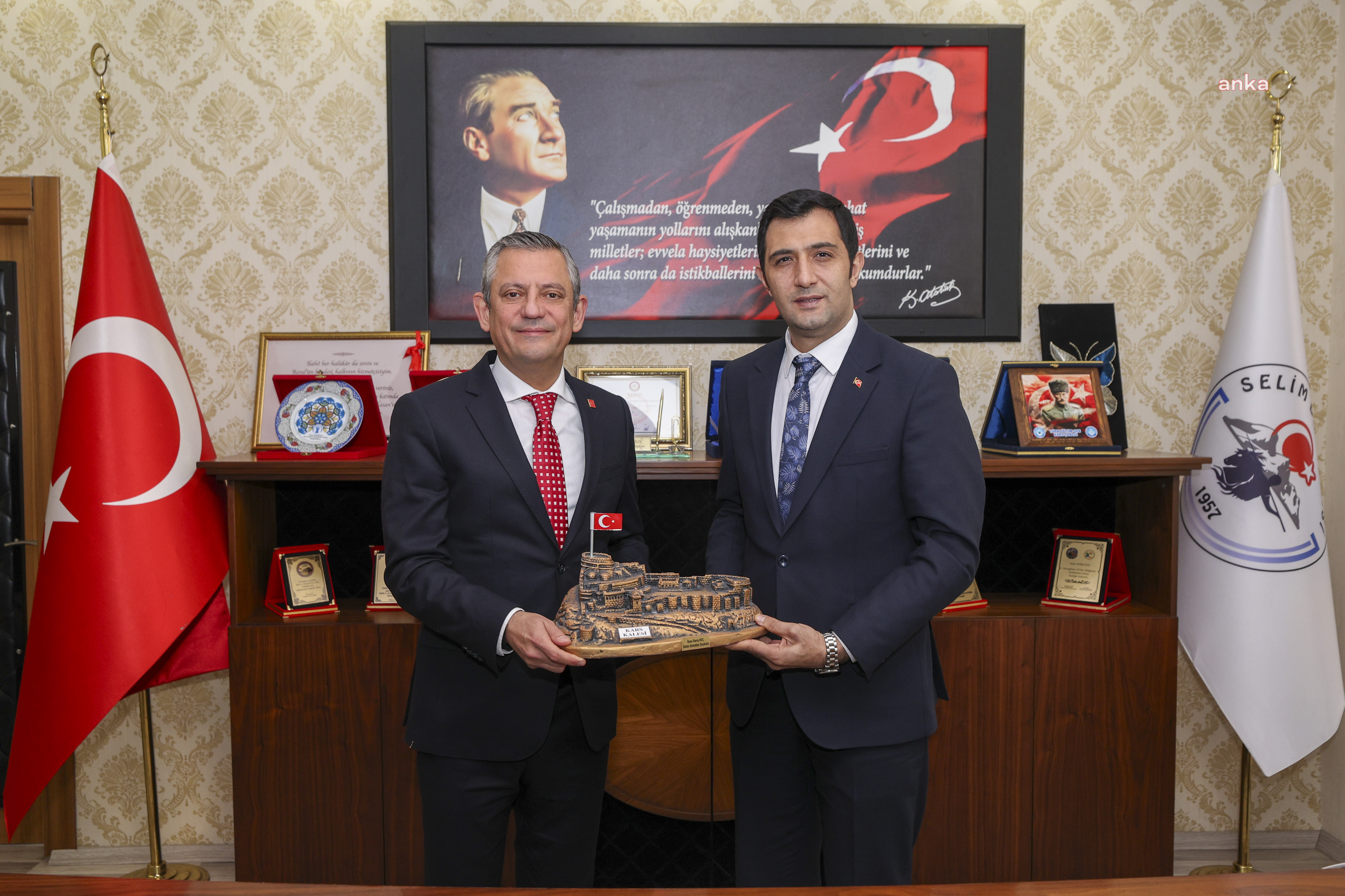 Özgür Özel, Kars'ta Selim Belediyesi'ni ziyaret etti ve gençlerle buluştu