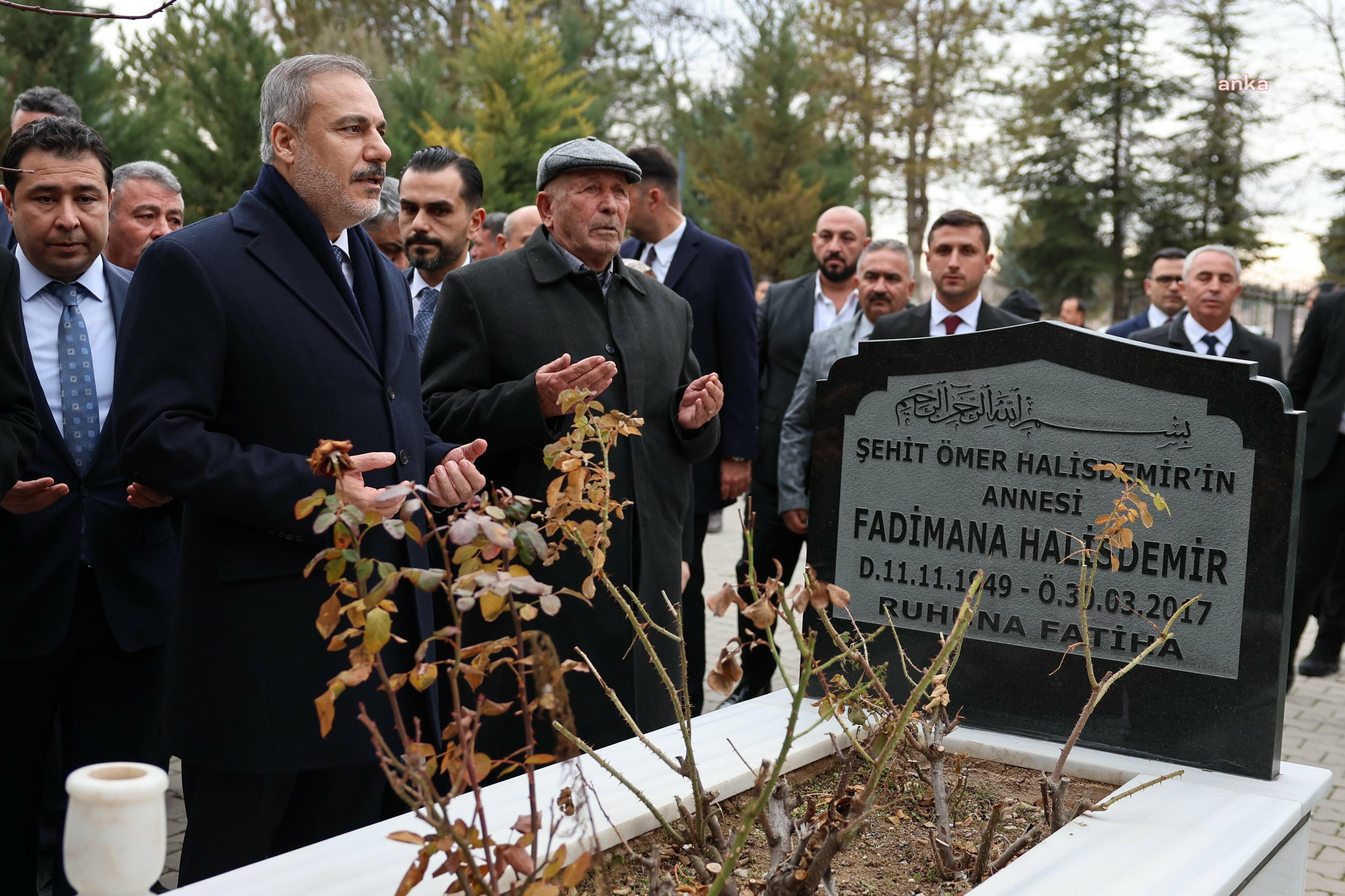 Bakan Fidan, Ömer Halisdemir'in kabrini ziyaret etti