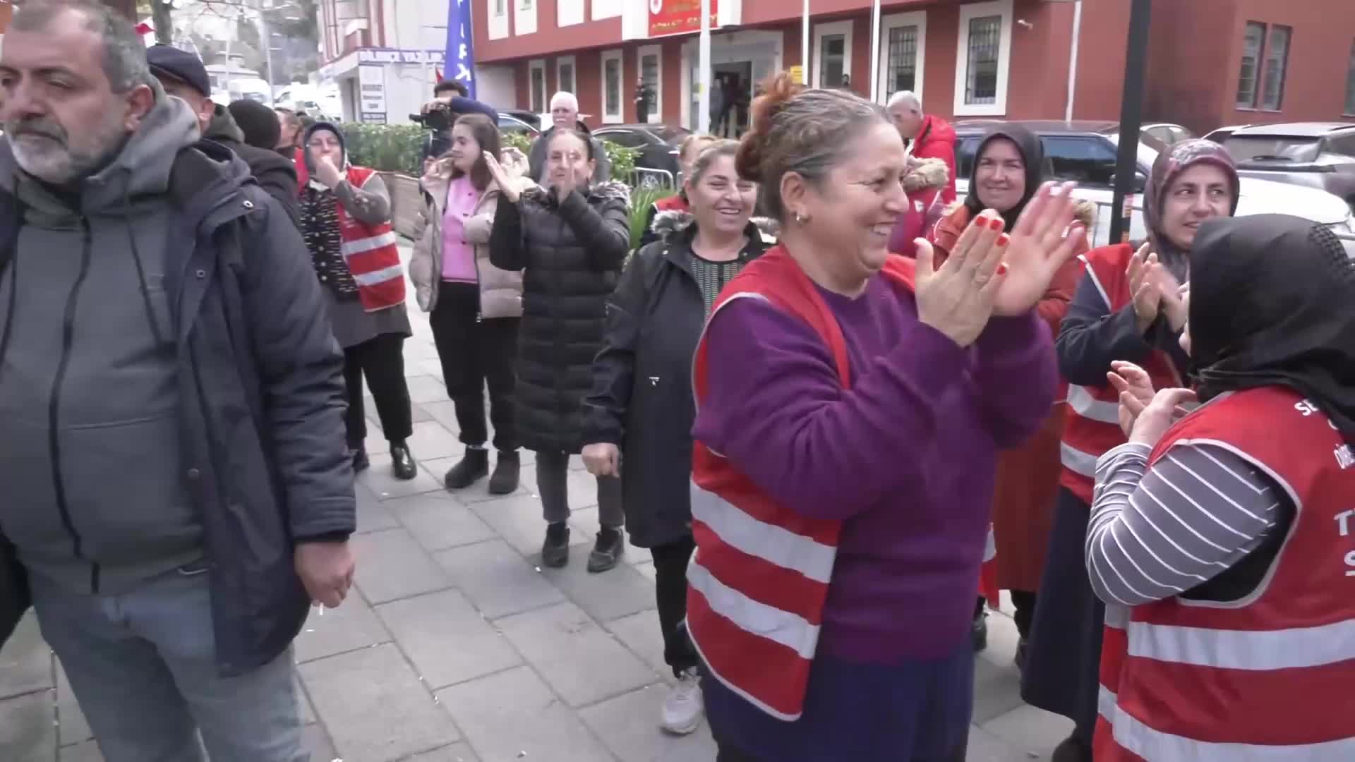 Polonez işçisi kazanımı Çatalca Adliyesi önünde "Erik Dalı" ile kutladı