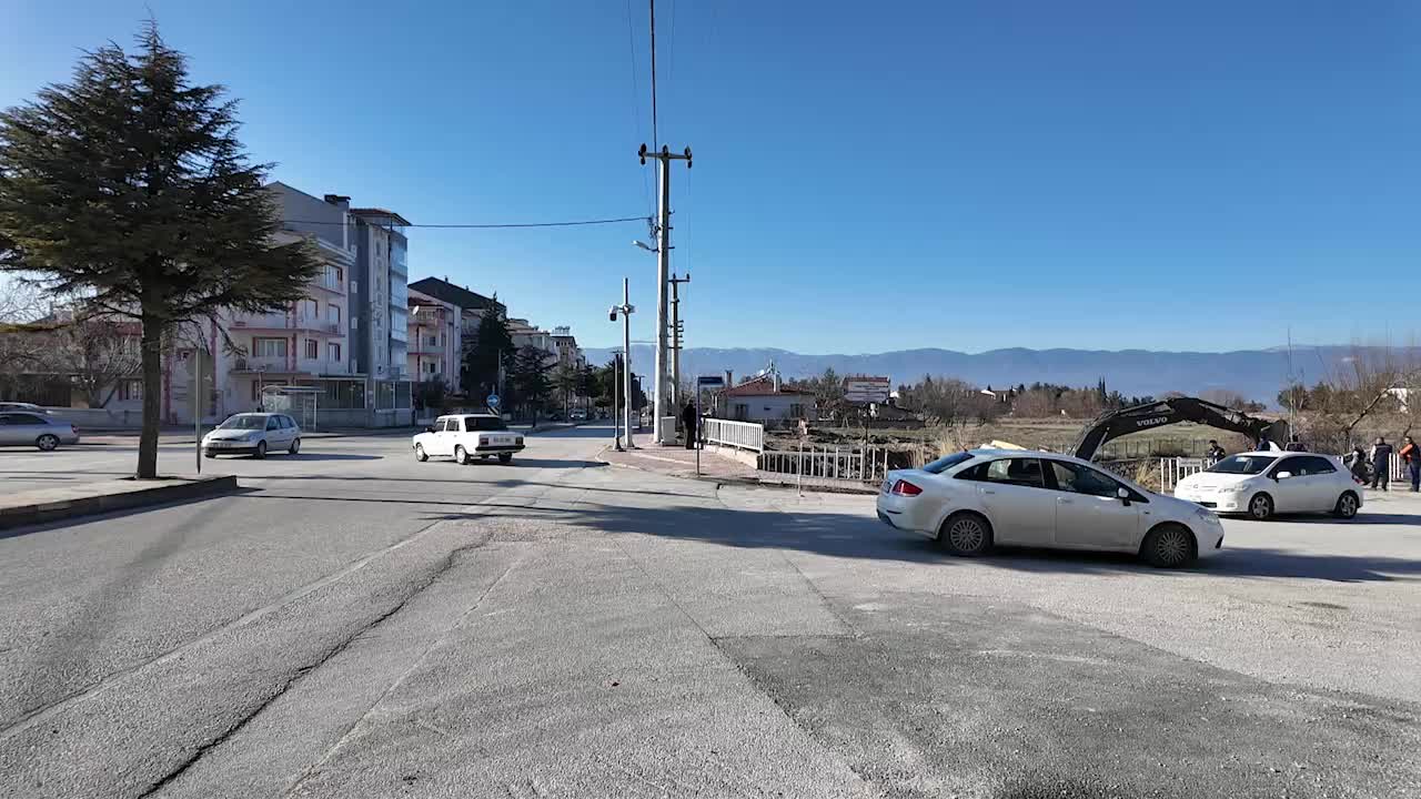 Burdur Belediye Başkanı Ercengiz, kavşak düzenleme çalışmalarını yerinde inceledi