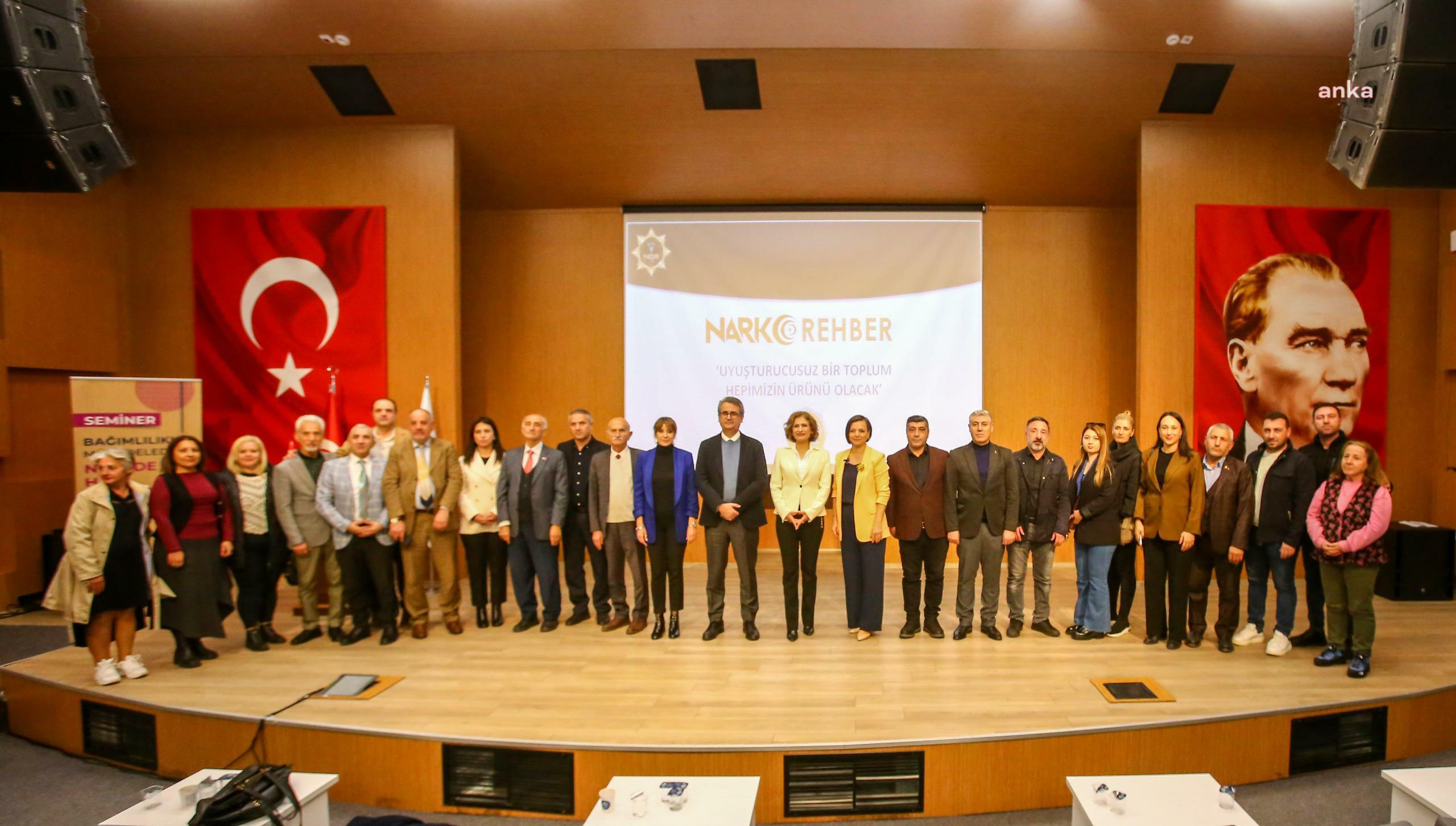 Karabağlar Belediyesi’nin bağımlılık seminerine yoğun ilgi