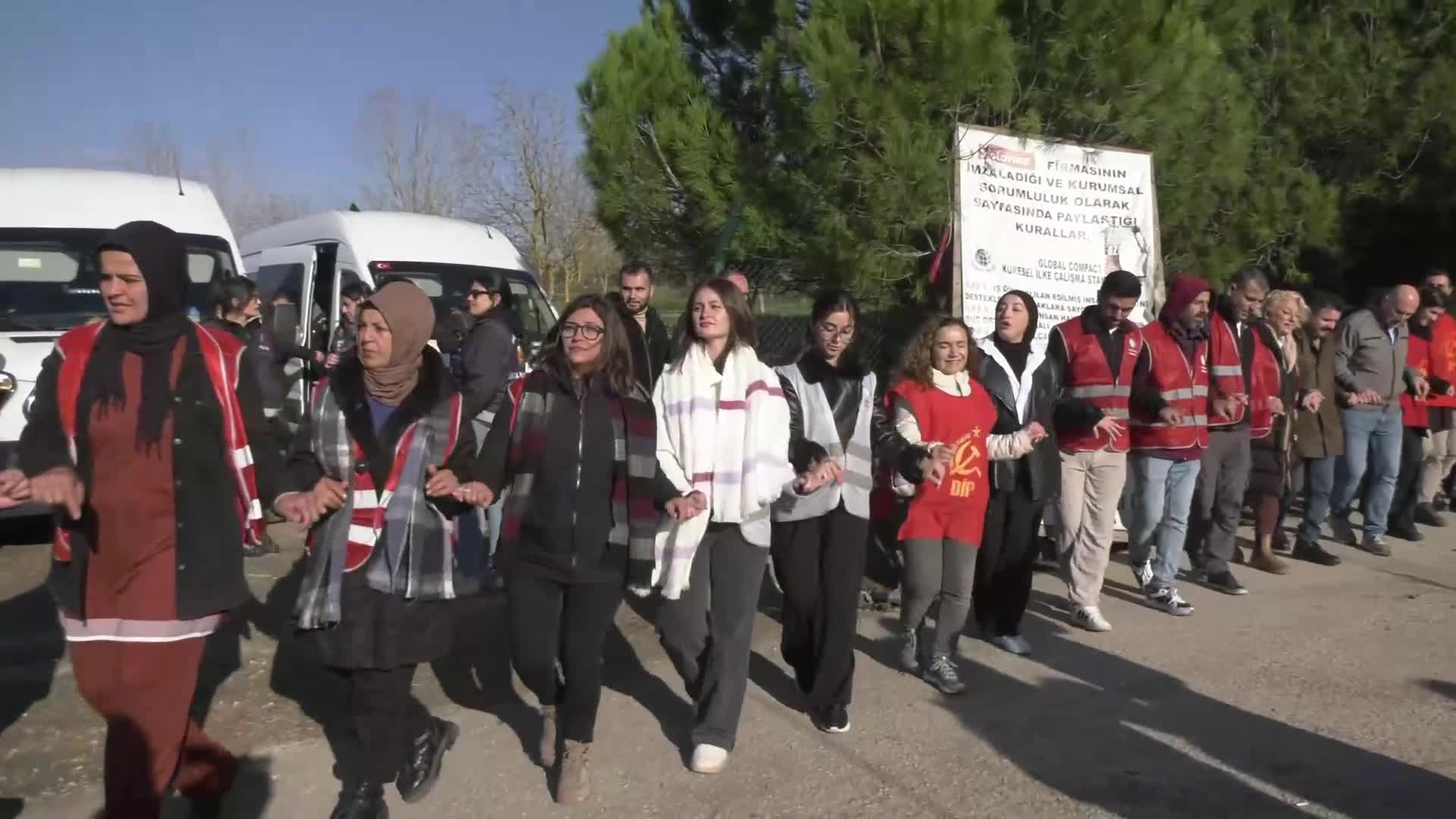 Polonez işçileri 'zafer halayı' ile kazanımlarını kutladı