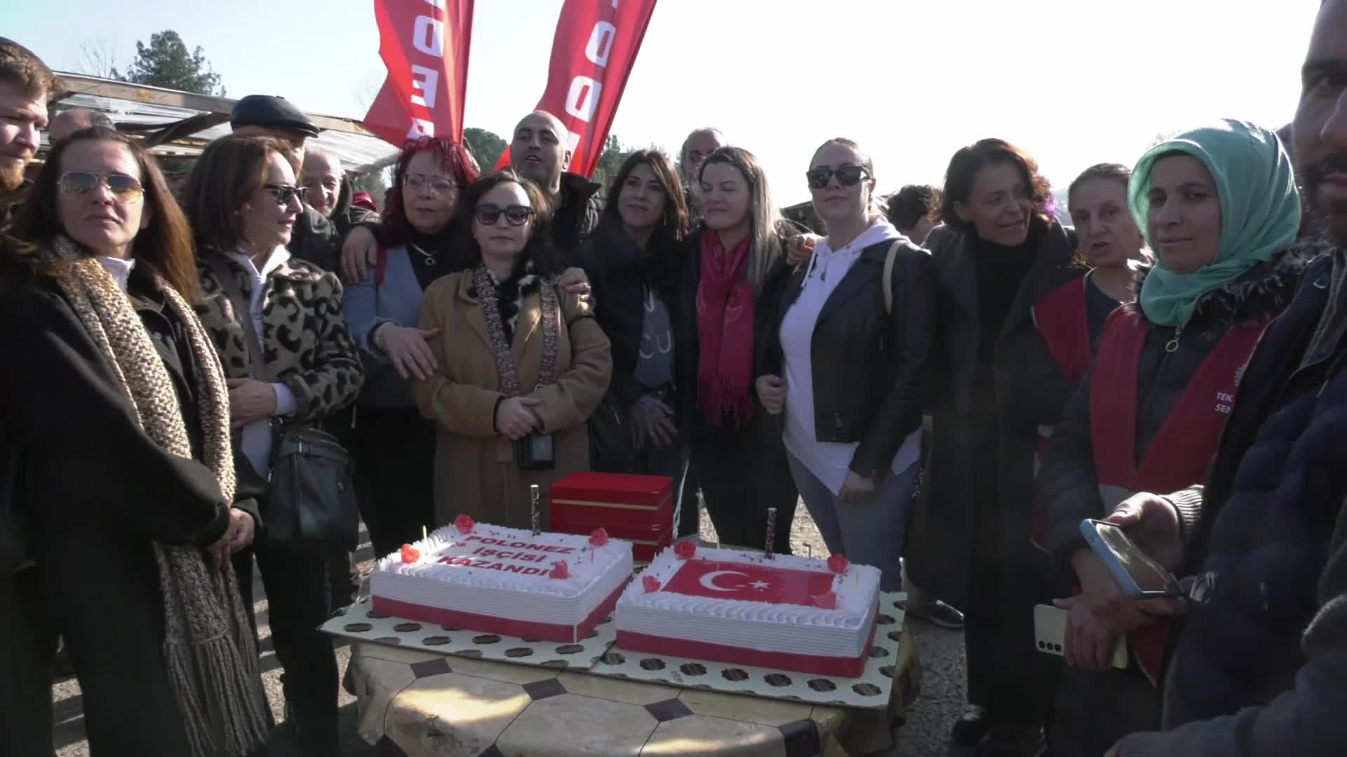 Polonez işçileri kazanımlarını pasta keserek kutladı... Sendika temsilcisi: “Çalışma Bakanlığımız arabulucu rolünü inşallah bundan sonraki direnişlerde de üstlenir”