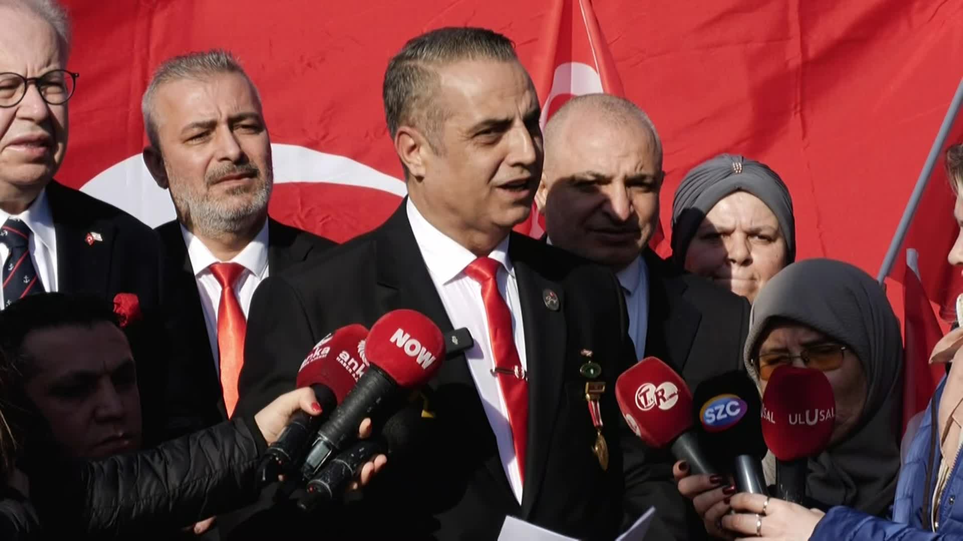Edirnekapı Şehitliği'nde açıklama yapan şehit ve gazi yakınları: "Şehitler mezardan çıkmadıkça, gazilerimizin uzuvları yerine gelmedikçe terörist başının affedilmesi, ev hapsine çıkması dahi kabul edilemez"
