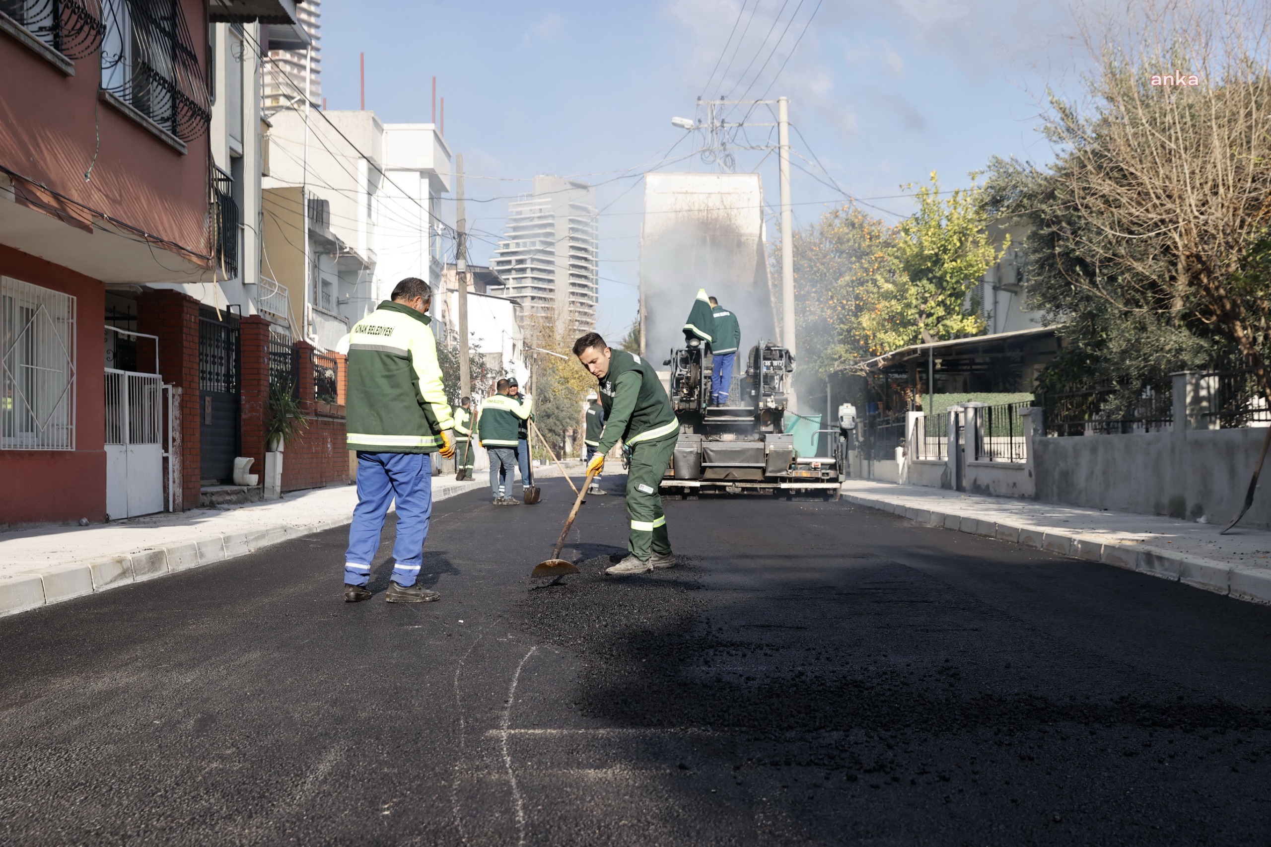 Konak’ta asfalt ve kaldırım çalışmaları devam ediyor