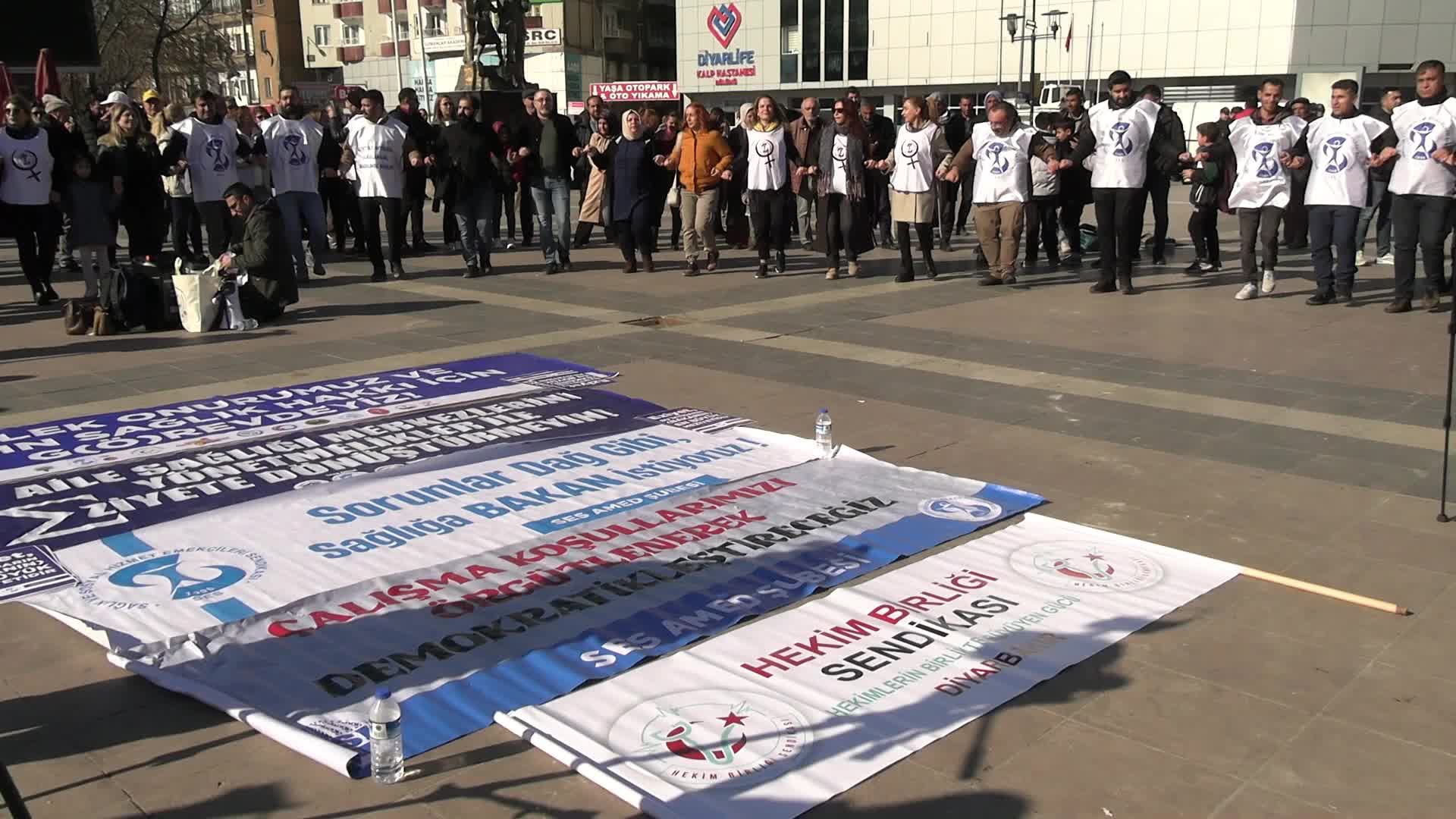 Diyarbakır’da iş bırakan sağlık çalışanlarından grev halayı