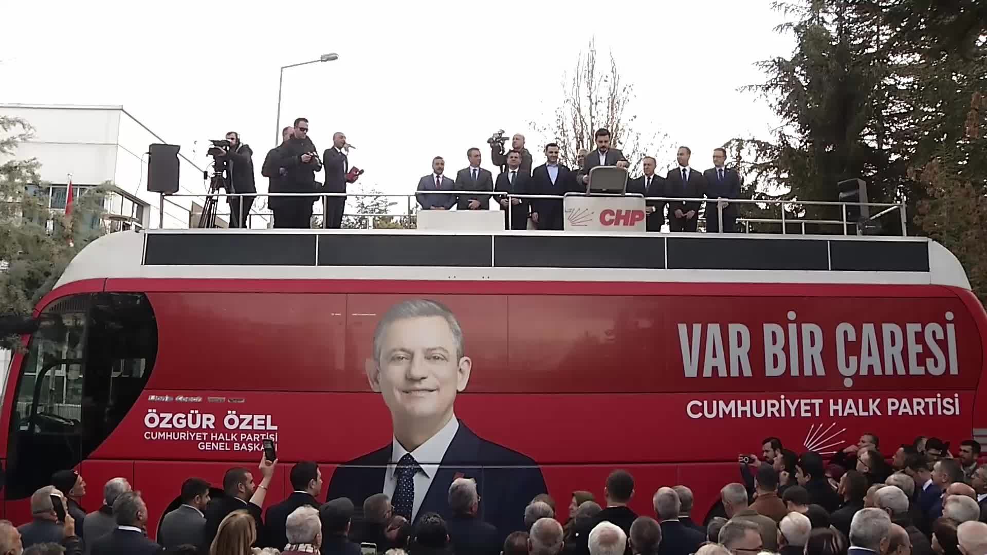 Özgür Özel: "Suriyelilerin zorla değil ama bir takvim içinde hızla gitmelerinin hazırlığı yapılmalıdır"