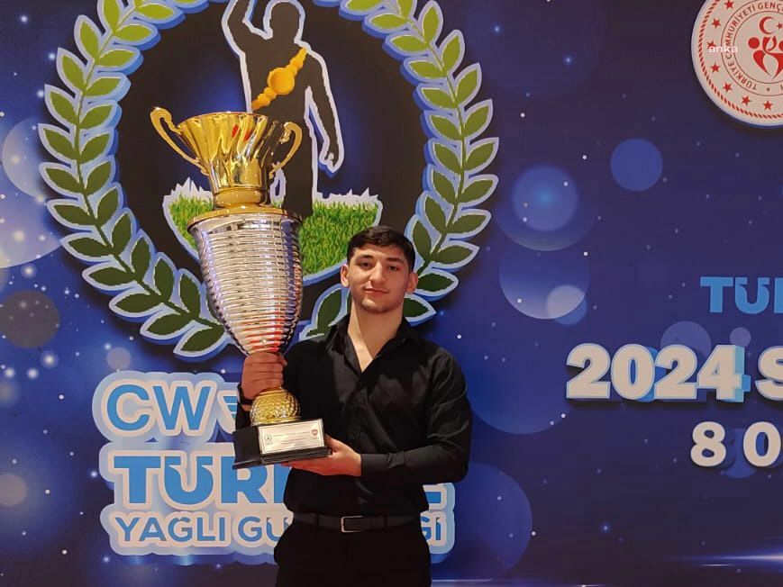 Manavgat Belediyesi Güreş Kulübü sporcusu Mehmet Başkan Bozkurt, şampiyonluk kupasını aldı